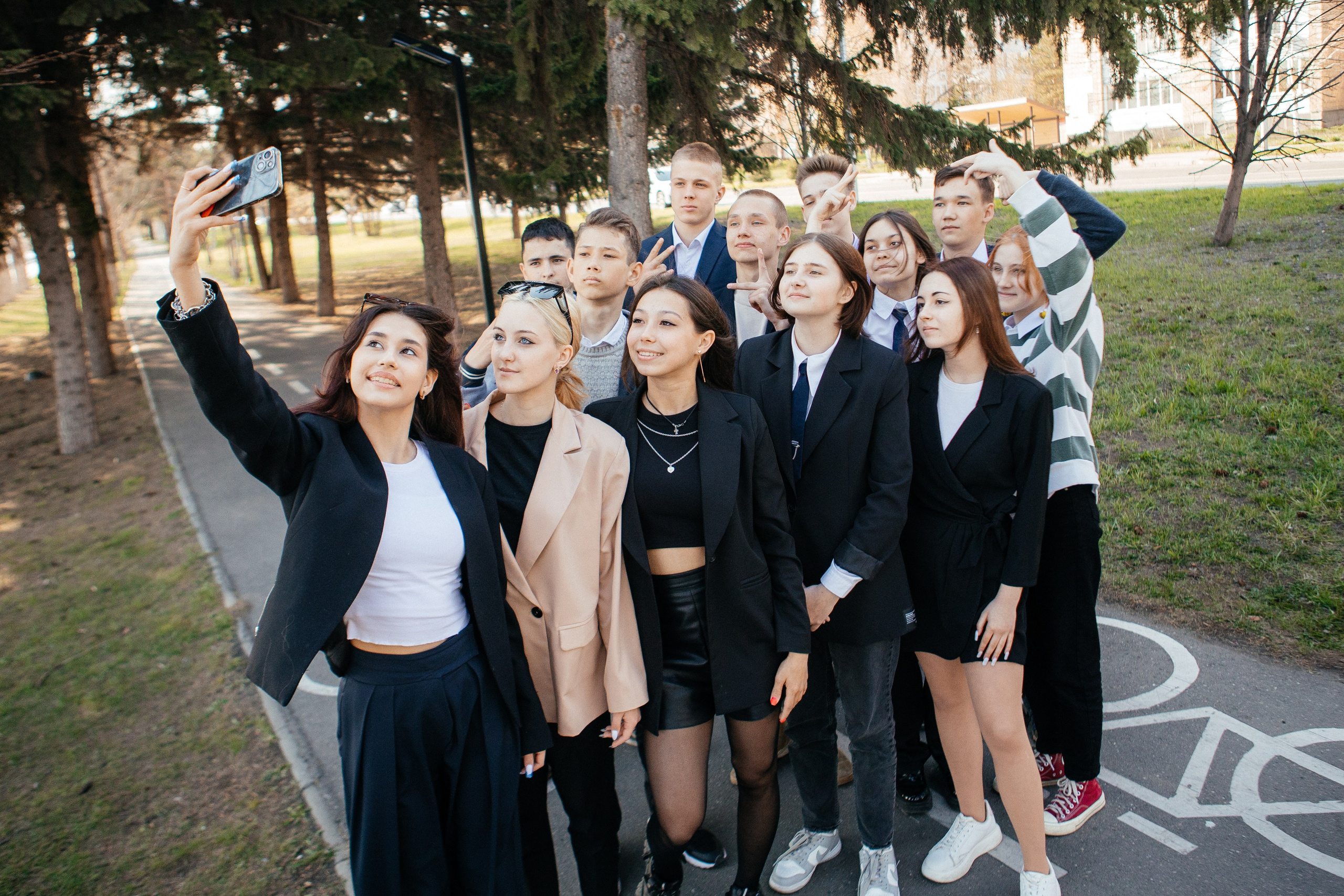 Выпускники Восточно Казахстанской Области на фото съемке выпускного альбома в Усть-Каменогорске
