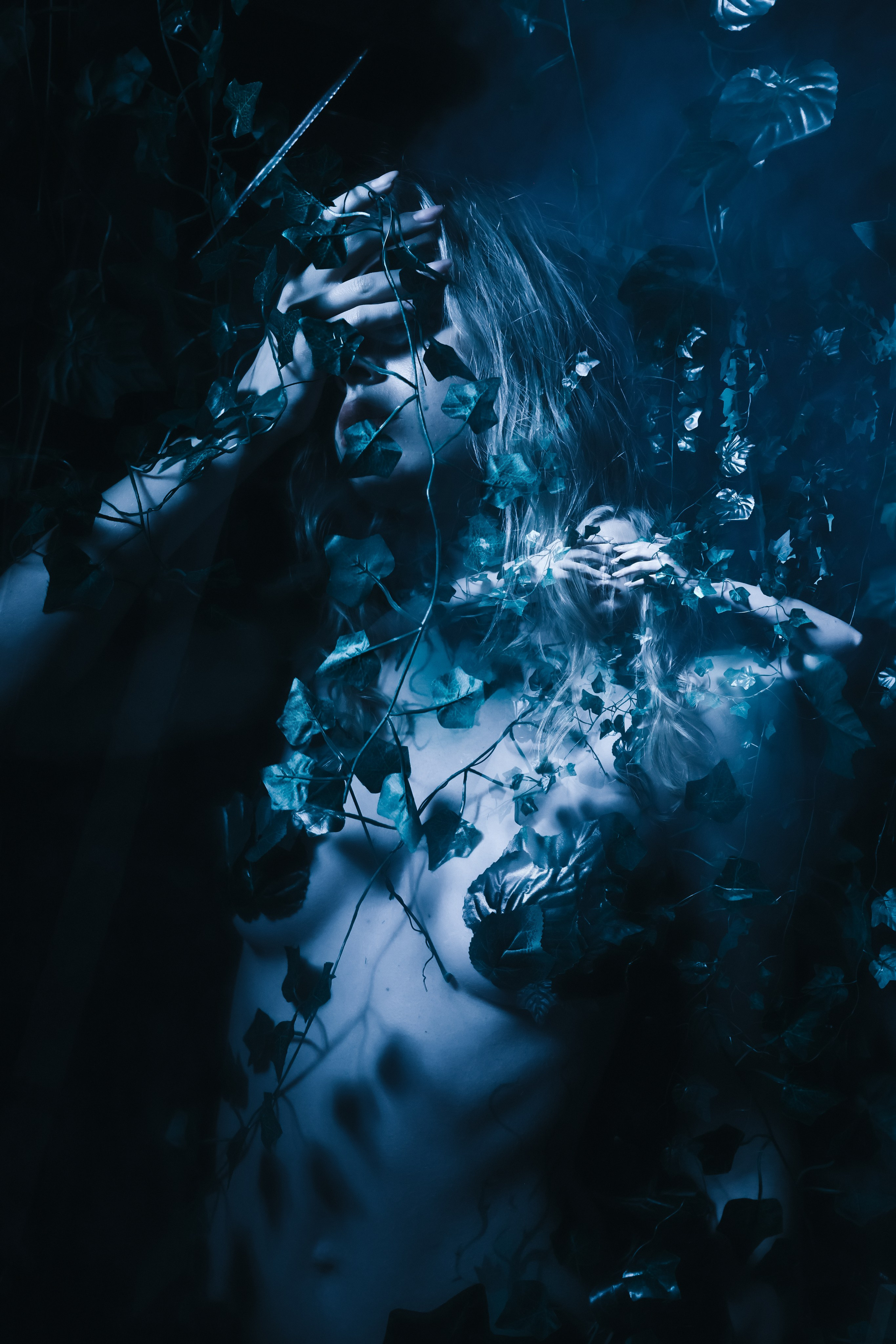 Художественная фотосессия в фотостудии во Владивостоке, девушка опутанная плющом закрыла глаза рукой