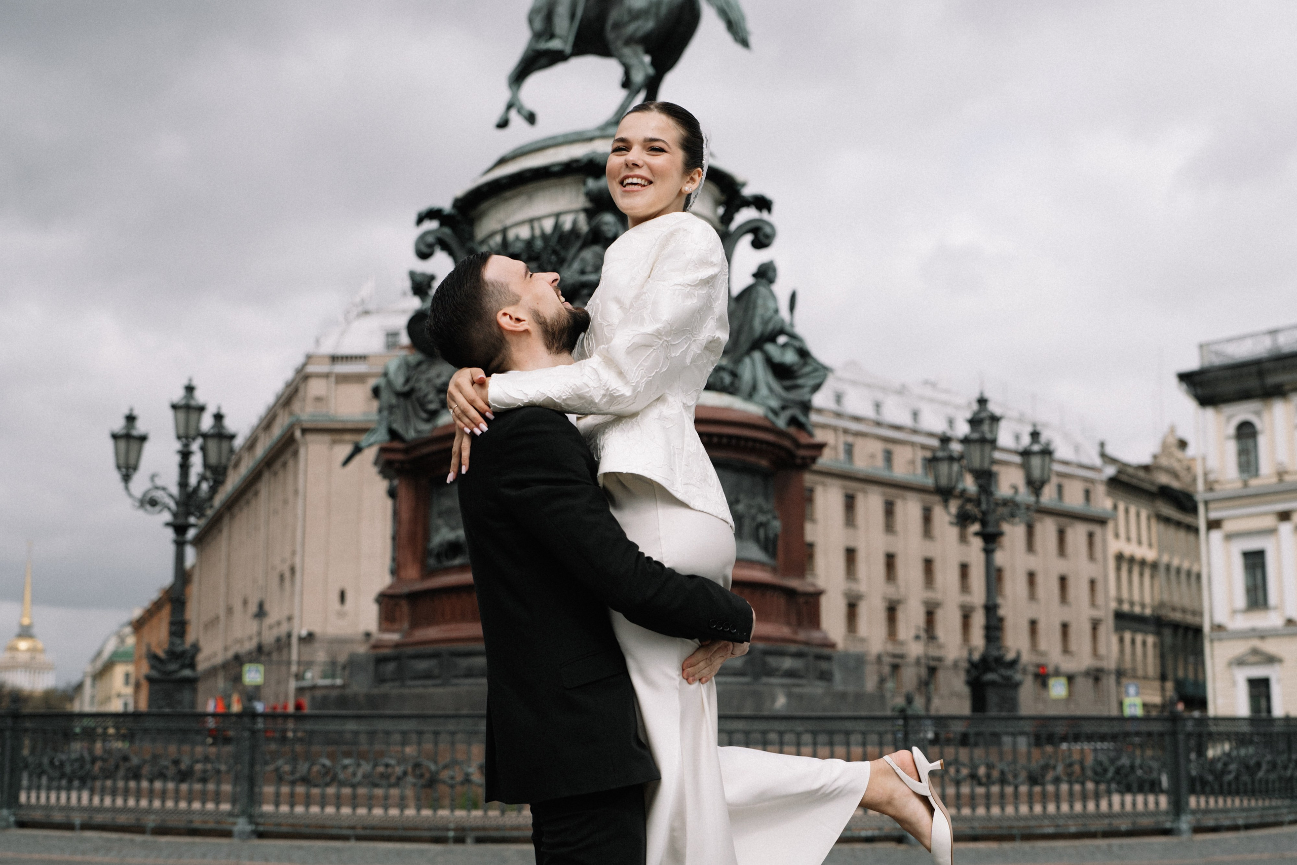 Свадебная фотосессия в Апреле в Петербурге. Свадебный фотограф Александр Невский в Санкт-Петербурге