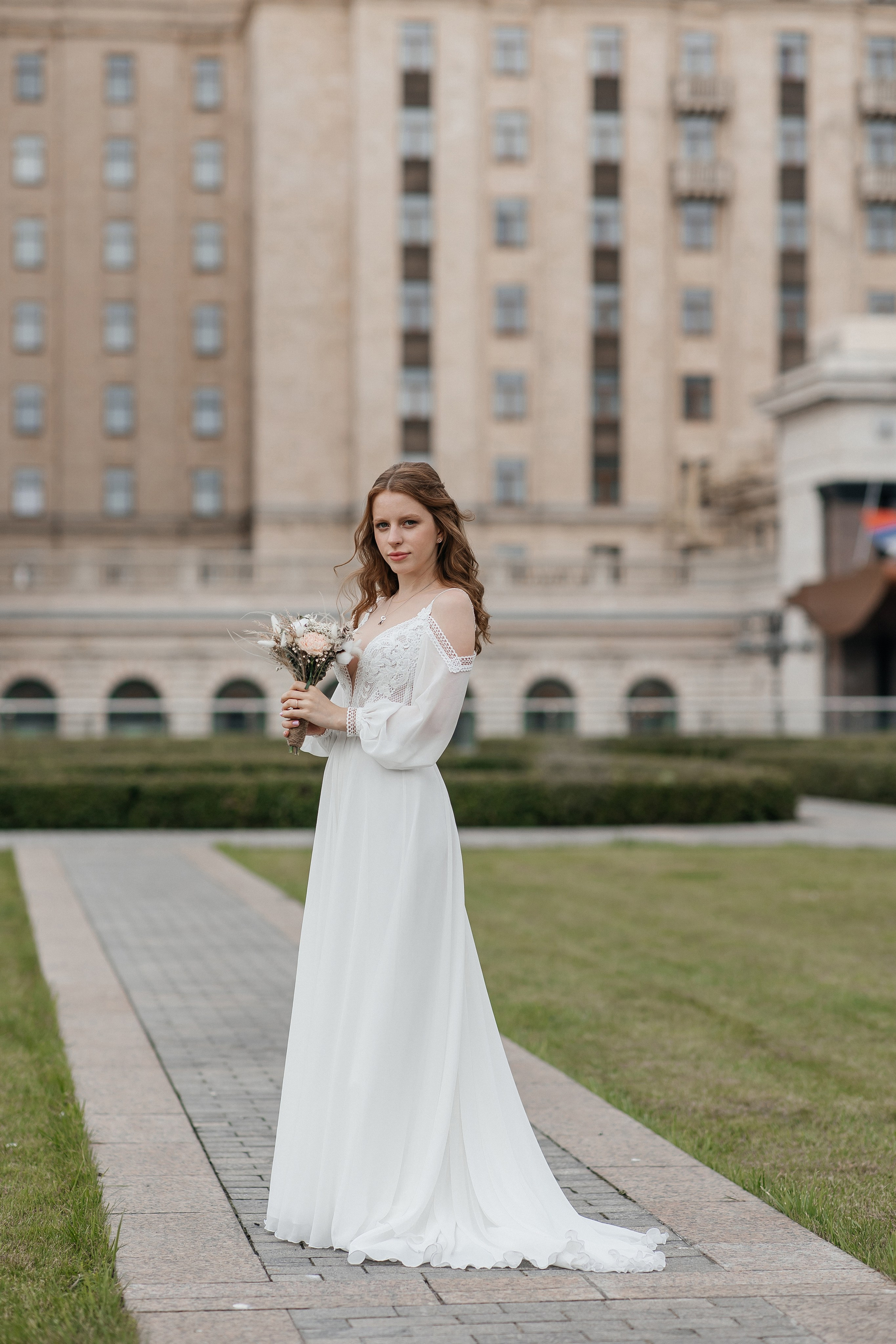 Свадебная фотосессия у гостиницы Украина. Свадебный фотограф в Москве Дарья Олендарёва