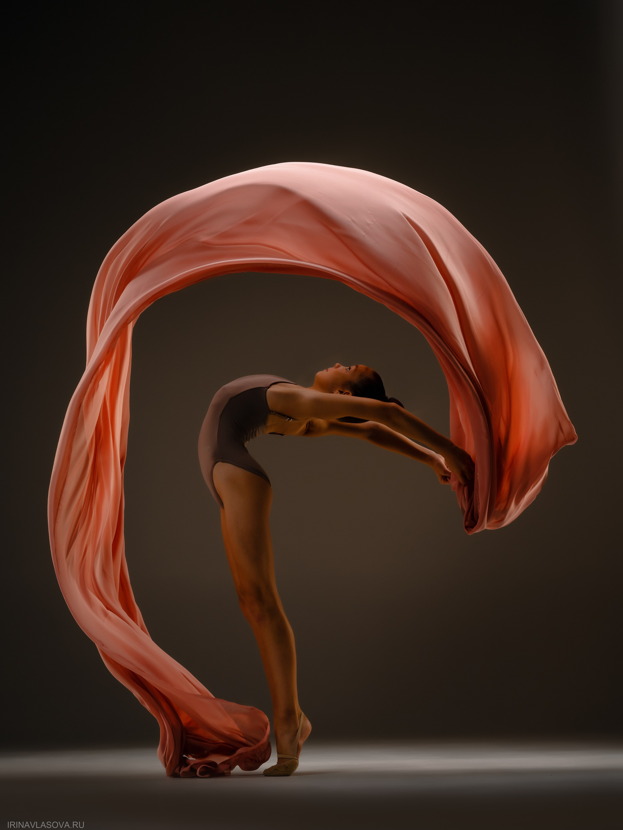 шикарная фотосесия для гимнастки с летящими тканями спб