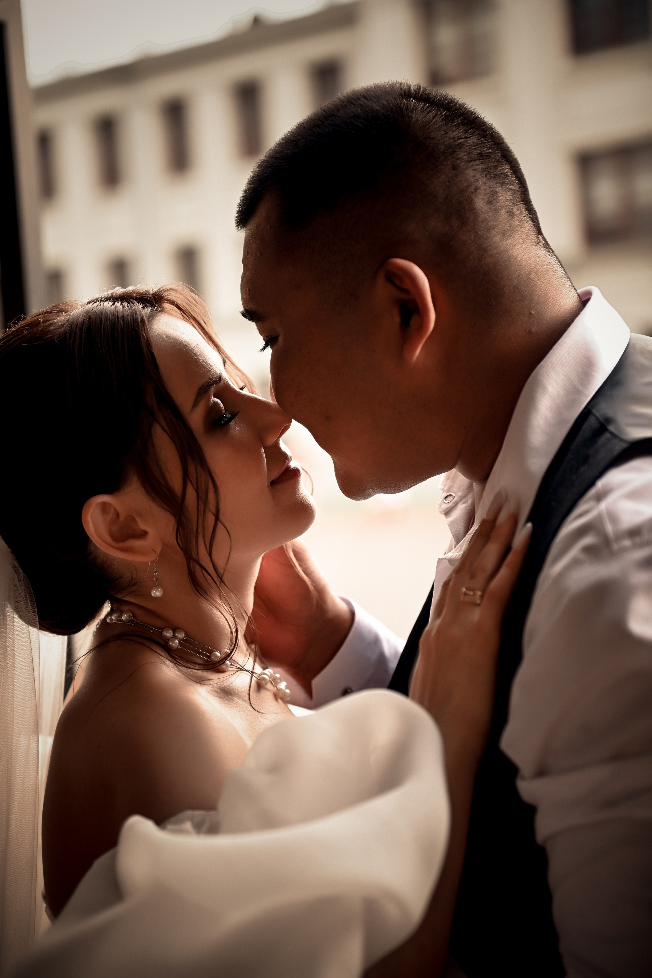 Небольшая свадебная серия в музее и прогулкой под дождем Эльмиры и Ризата. Свадебный, семейный, детский, контент фотограф в Омске Максим Ильин