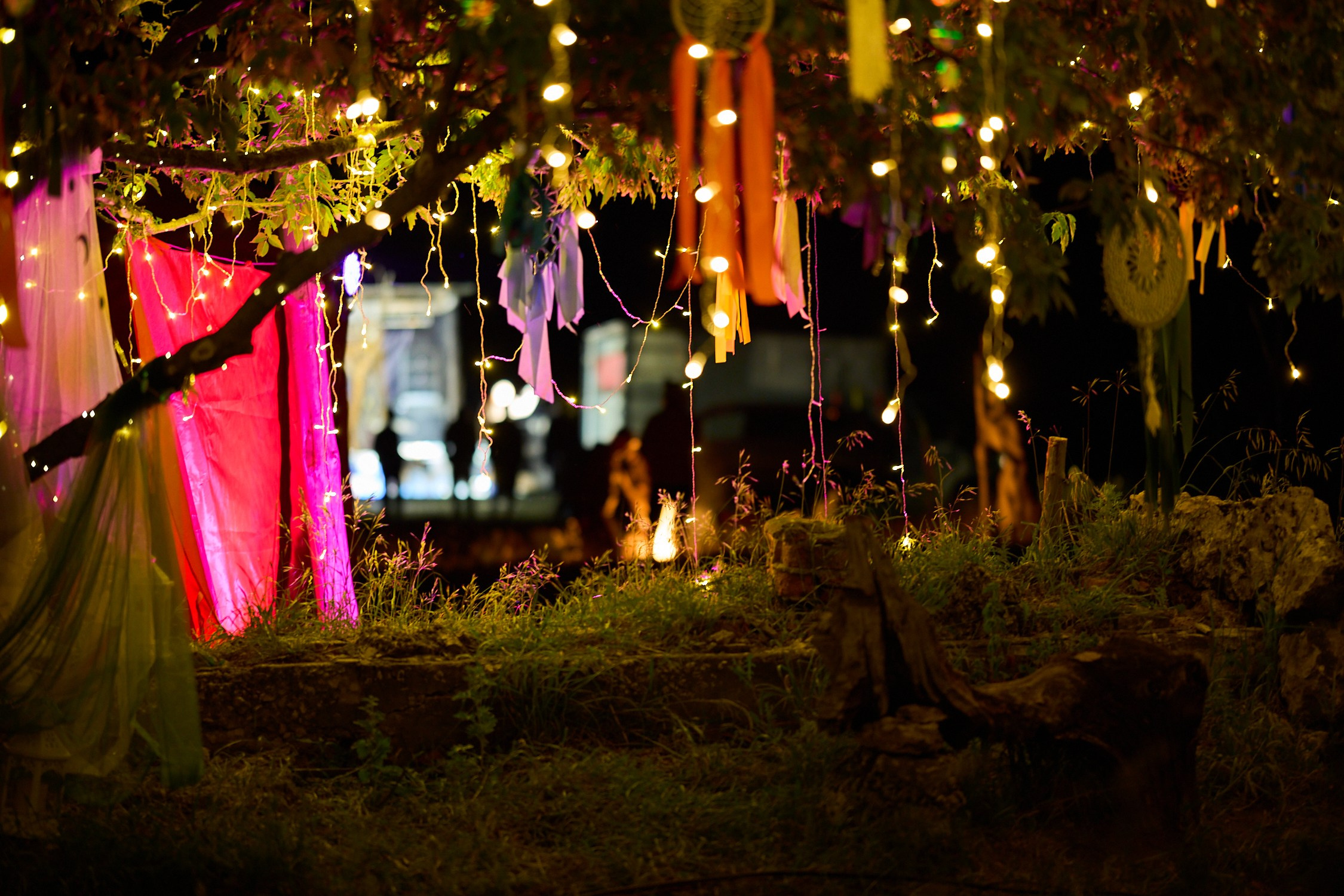 Это дерево и предыдущие арки - это вроде как локация для свадеб. Но при мне их не было. А жаль, я б сделал пару фото и сказал, что стал свадебным бомбилой :)