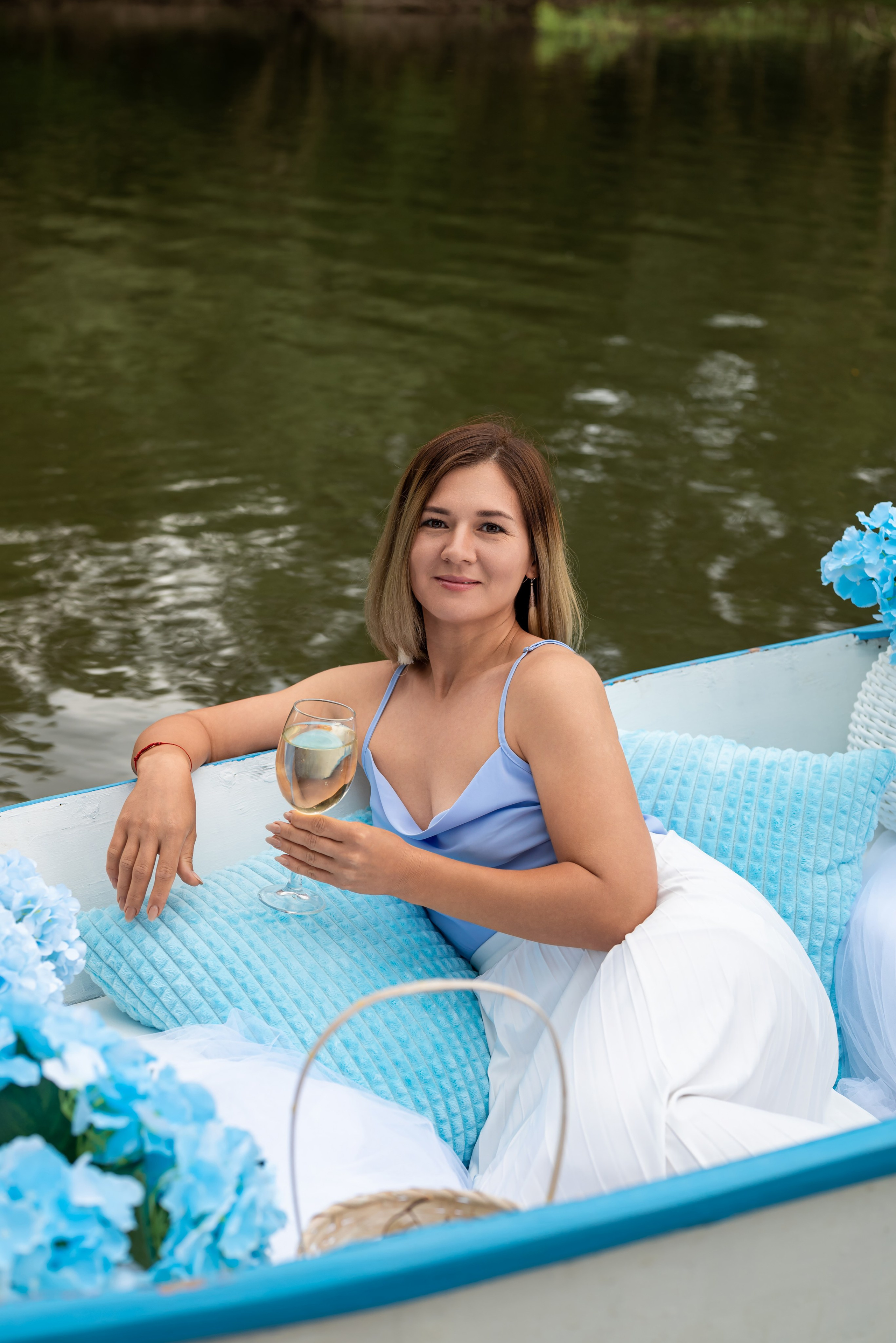 Фотопроект на лодке с голубыми гортензиями. Фотограф в городе Салават