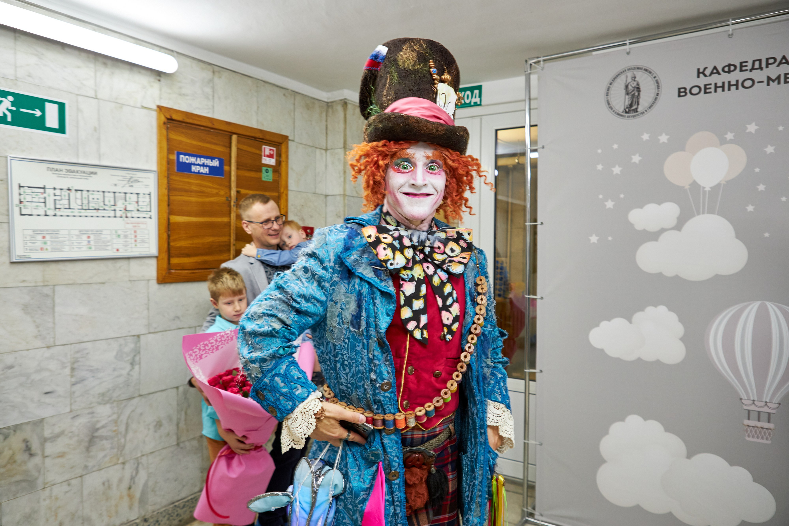 Фотосъемка выписки из роддома по мотивам Алисы в стране чудес