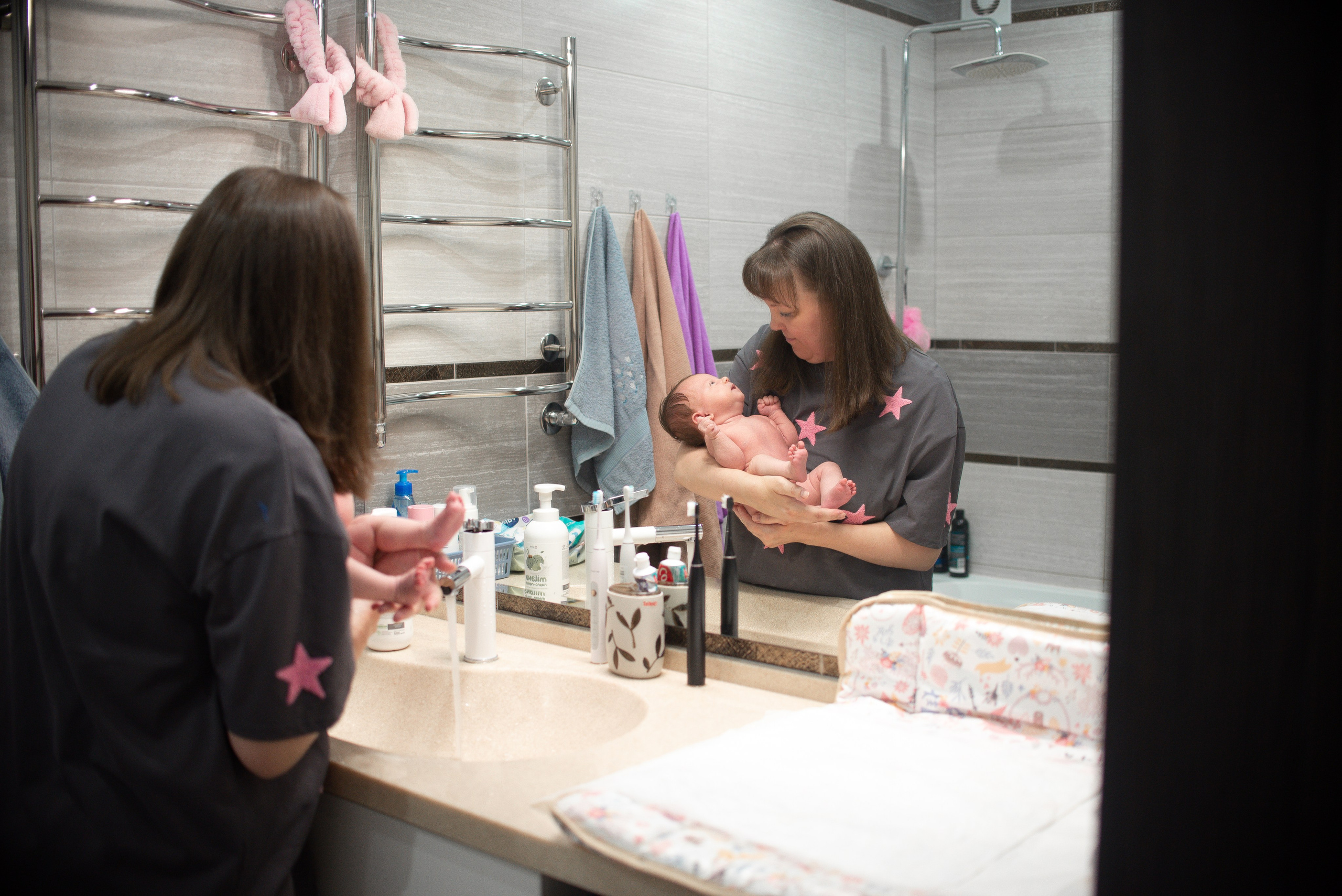 Крошка Манэ дома с родителями. Семейный фотограф на выписку из роддома и крещение Минск Настя Гришук