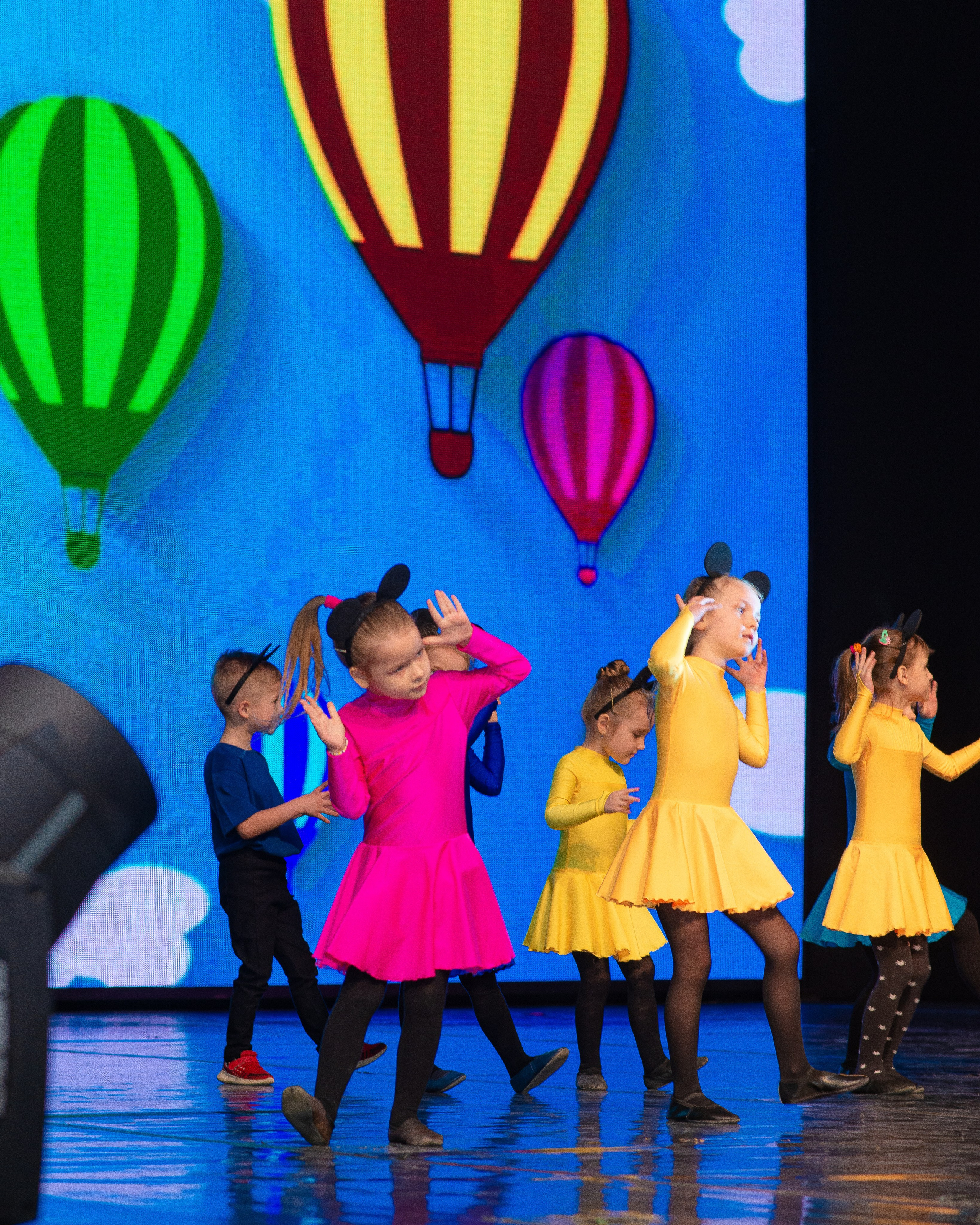 Выступление школы танцев Овация. Семейный фотограф на выписку из роддома и крещение Минск Настя Гришук