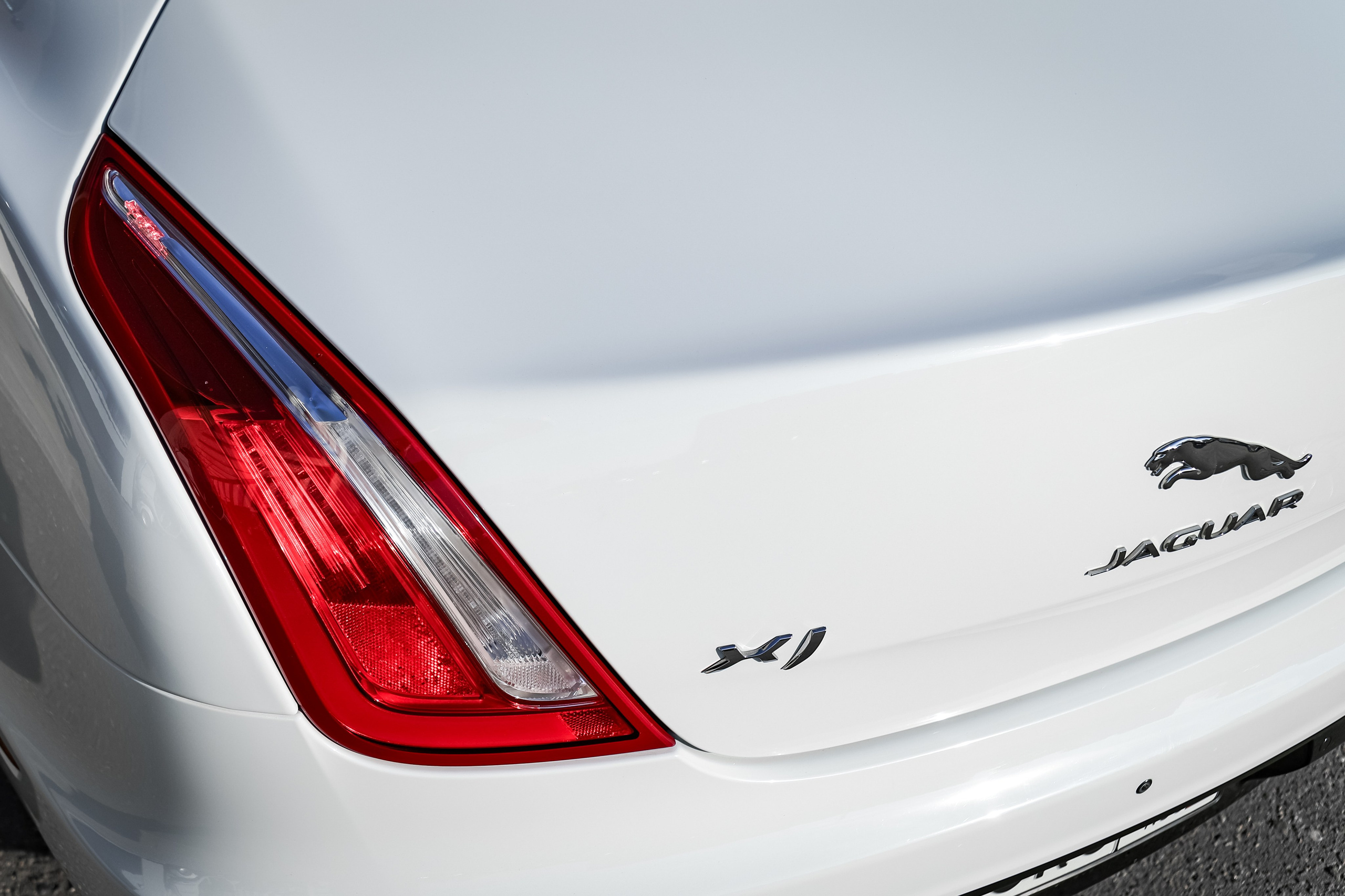 2017 JAGUAR XJ. Mixturecaptures