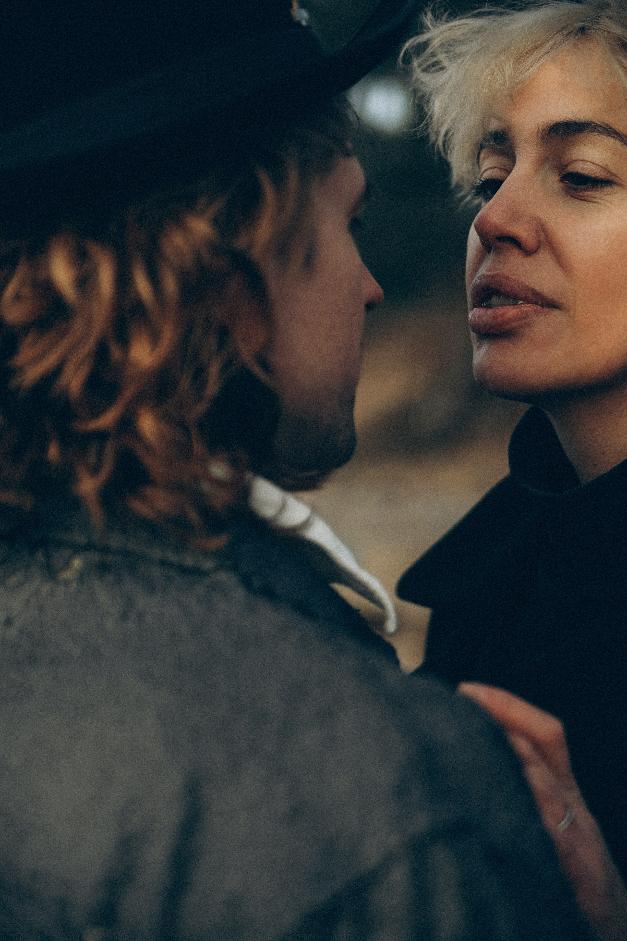 Романтическая фотосессия пары на закате на Финском заливе, нежные объятия.