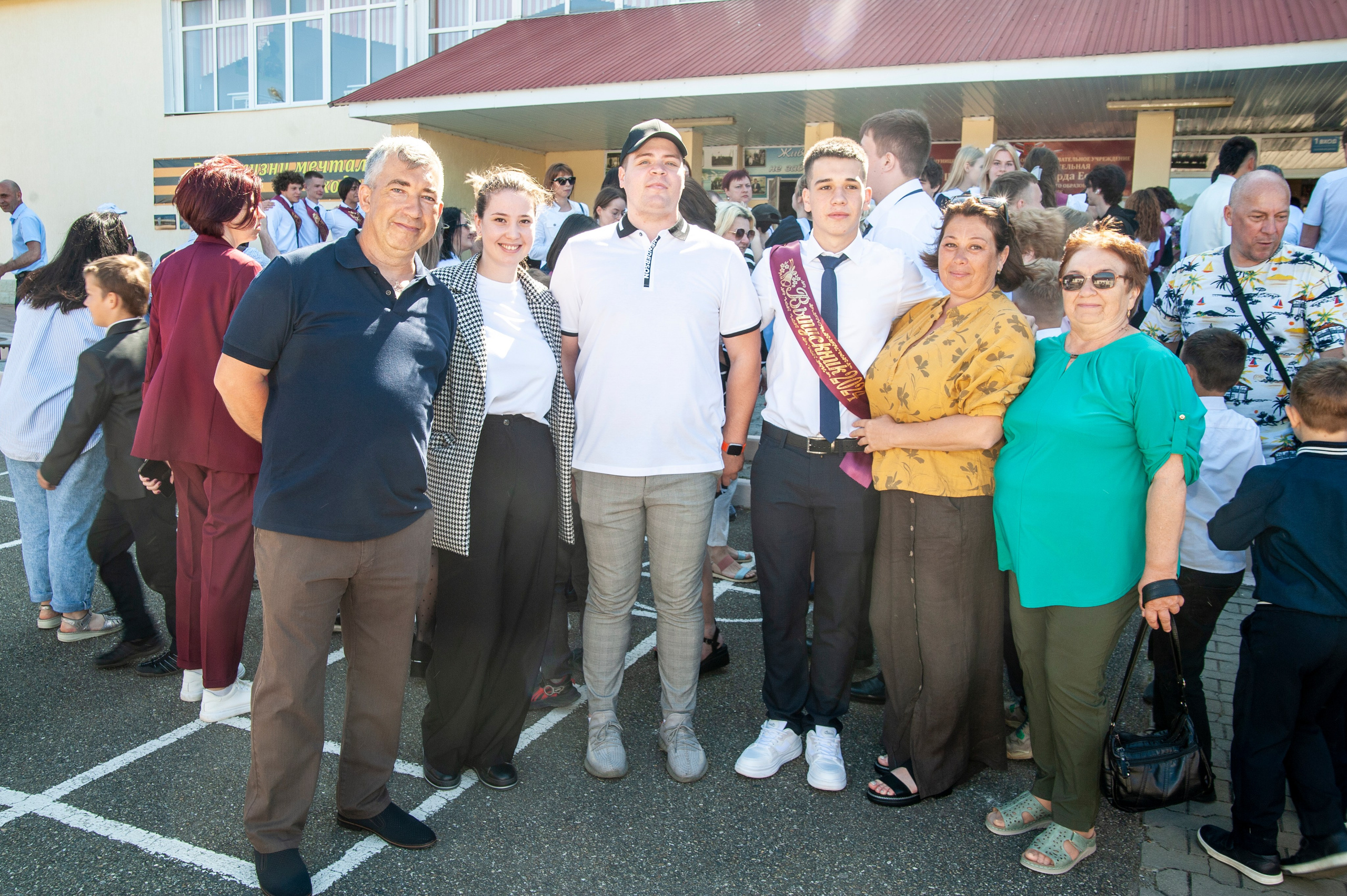 Последний Звонок МАОУ СОШ № 17 им. Эдуарда Есаяна — Архипо-Осиповка. Свадебный и семейный фотограф Денис Лукьянов в Краснодаре, Краснодарском крае и Республике Крым