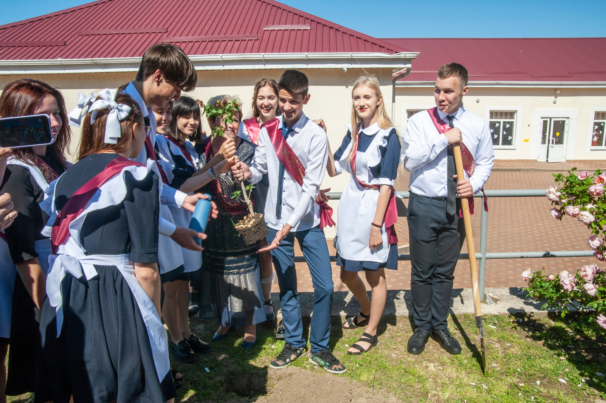 Последний Звонок МАОУ СОШ № 17 им. Эдуарда Есаяна — Архипо-Осиповка. Свадебный и семейный фотограф Денис Лукьянов в Краснодаре, Краснодарском крае и Республике Крым