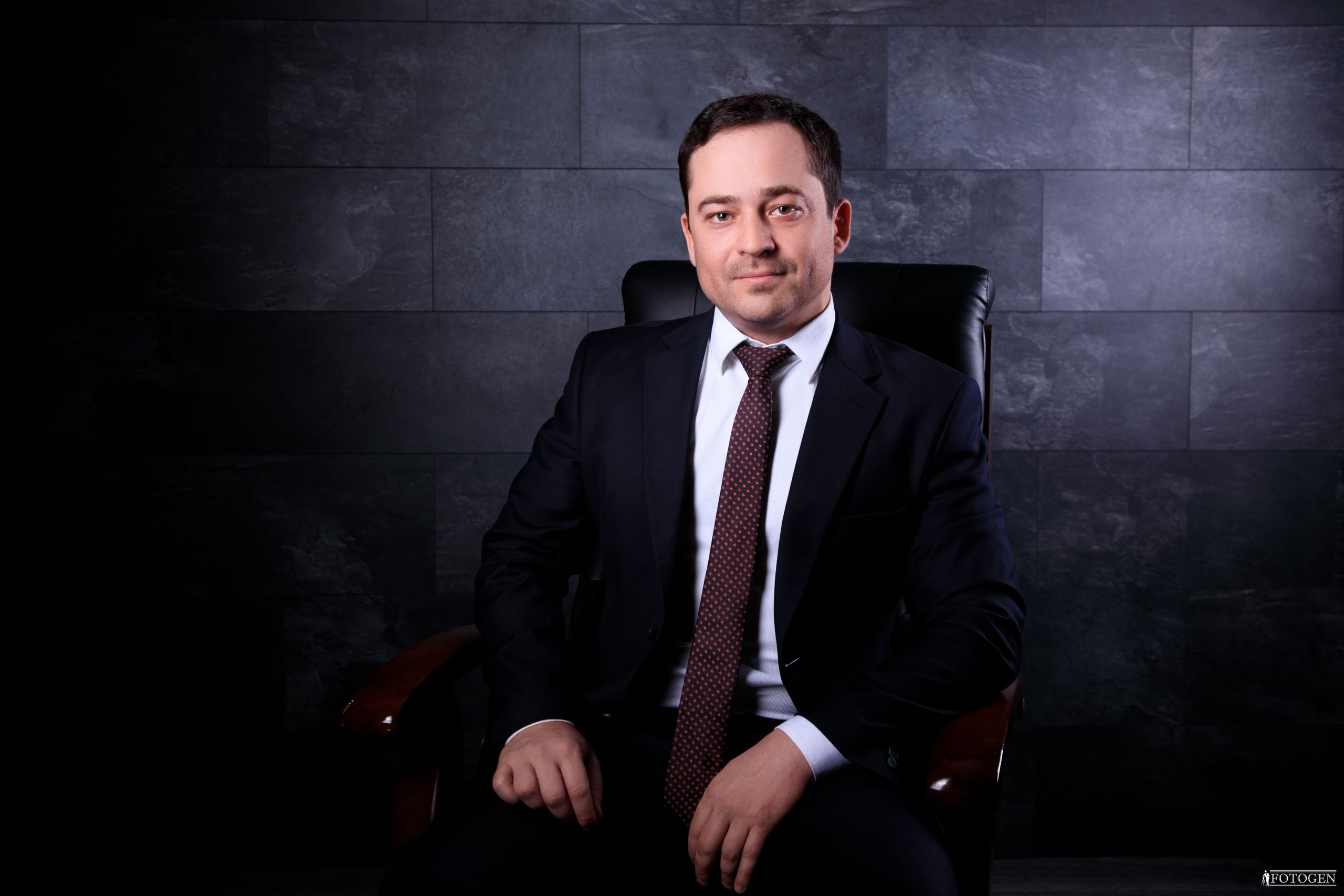 Профессиональная мужская фотосессия в Fotogen: Ваша история в кадре. Интерьерная фотостудия FOTOGEN г. Краснодар