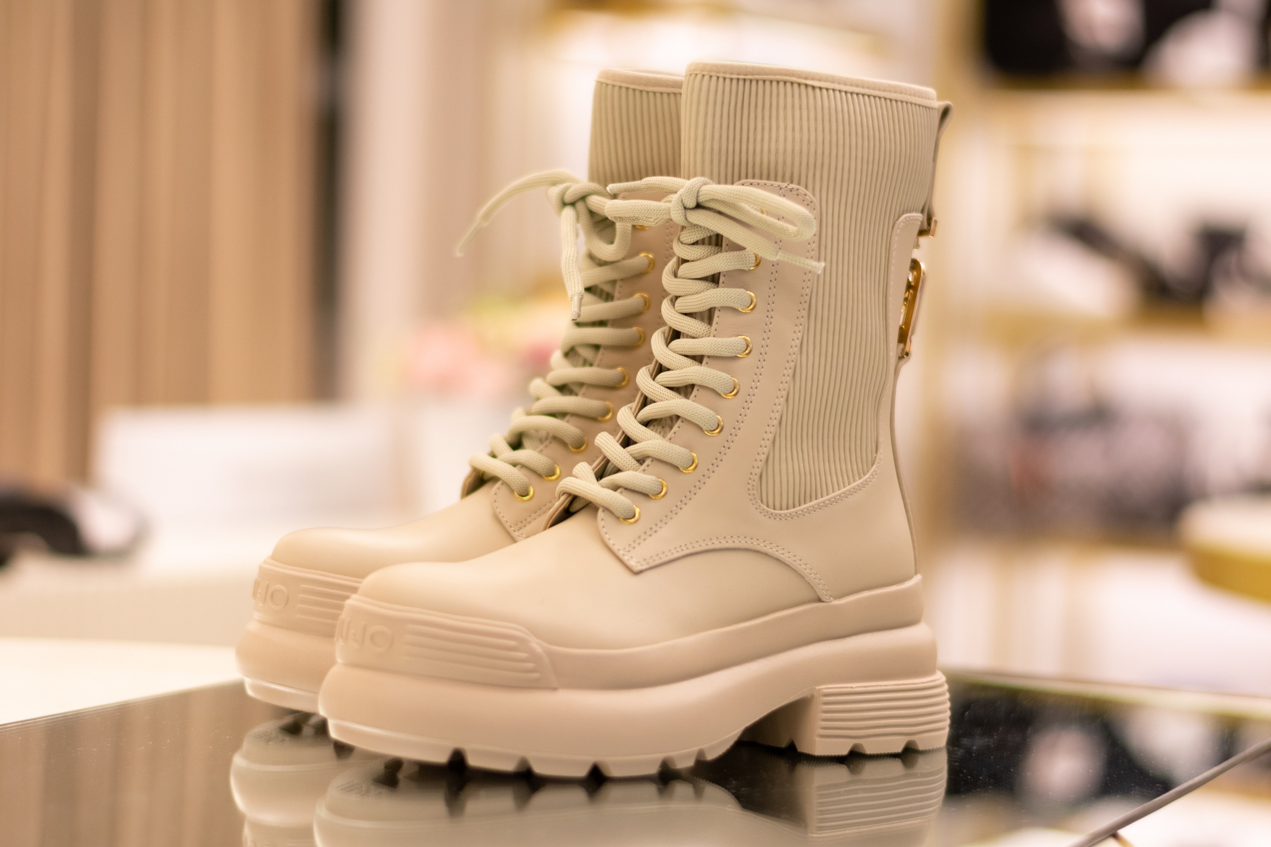 Для организаций. Предметная фотосессия для обувного магазина Capsula. Фотограф/видеограф Богдан Голованов