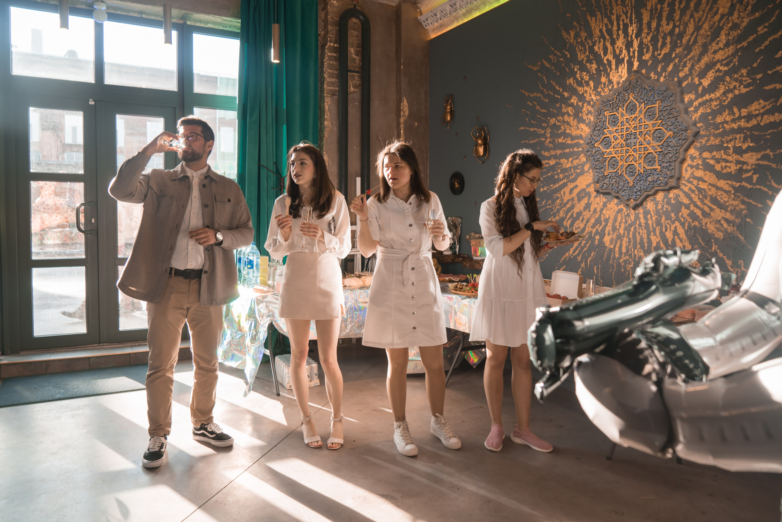 Атмосферный день рождения на закате в Севкабель лофт. Свадебный, семейный и контент фотограф в Санкт- Петербурге Елена Грие