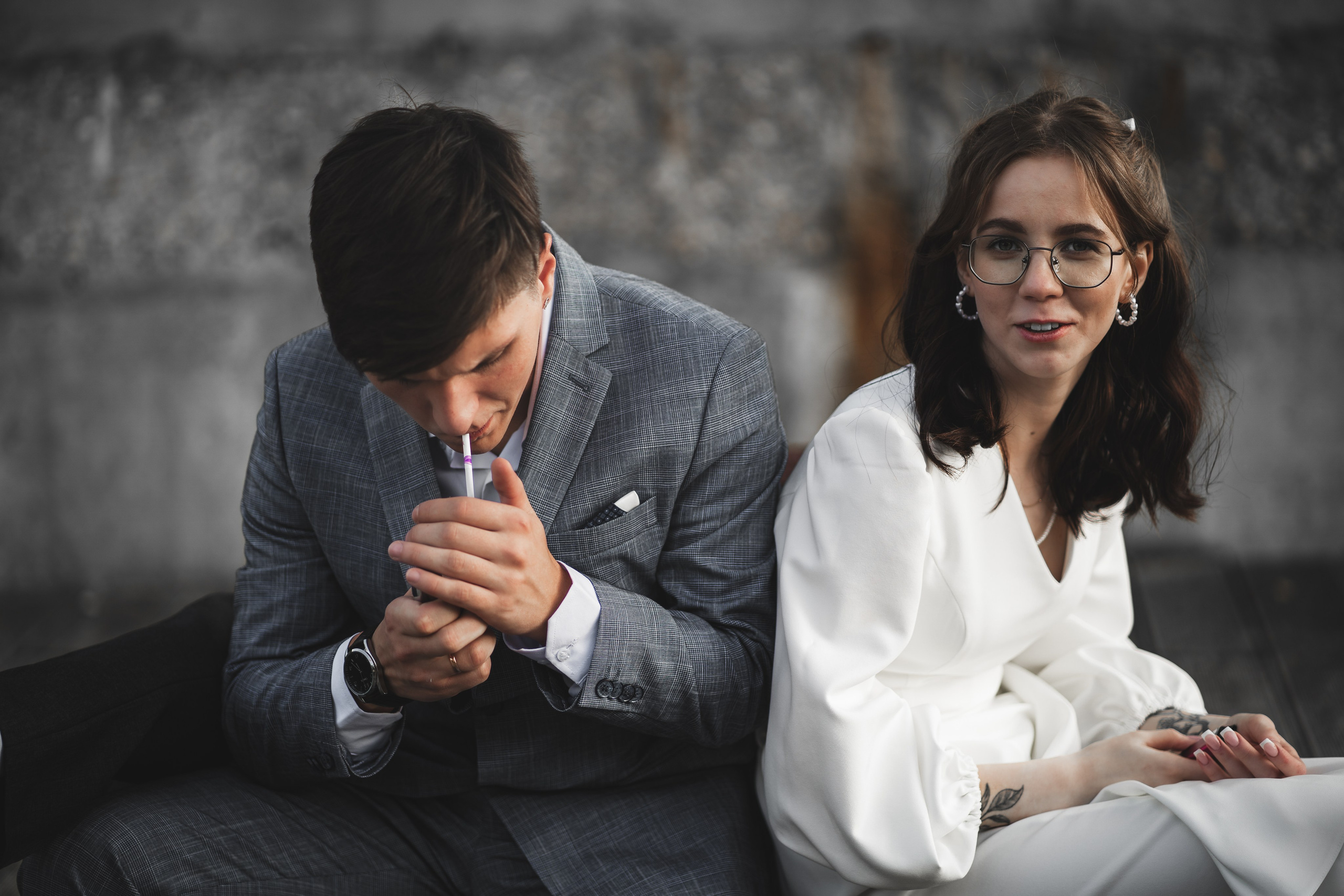 Счастливые жених и невеста после загса