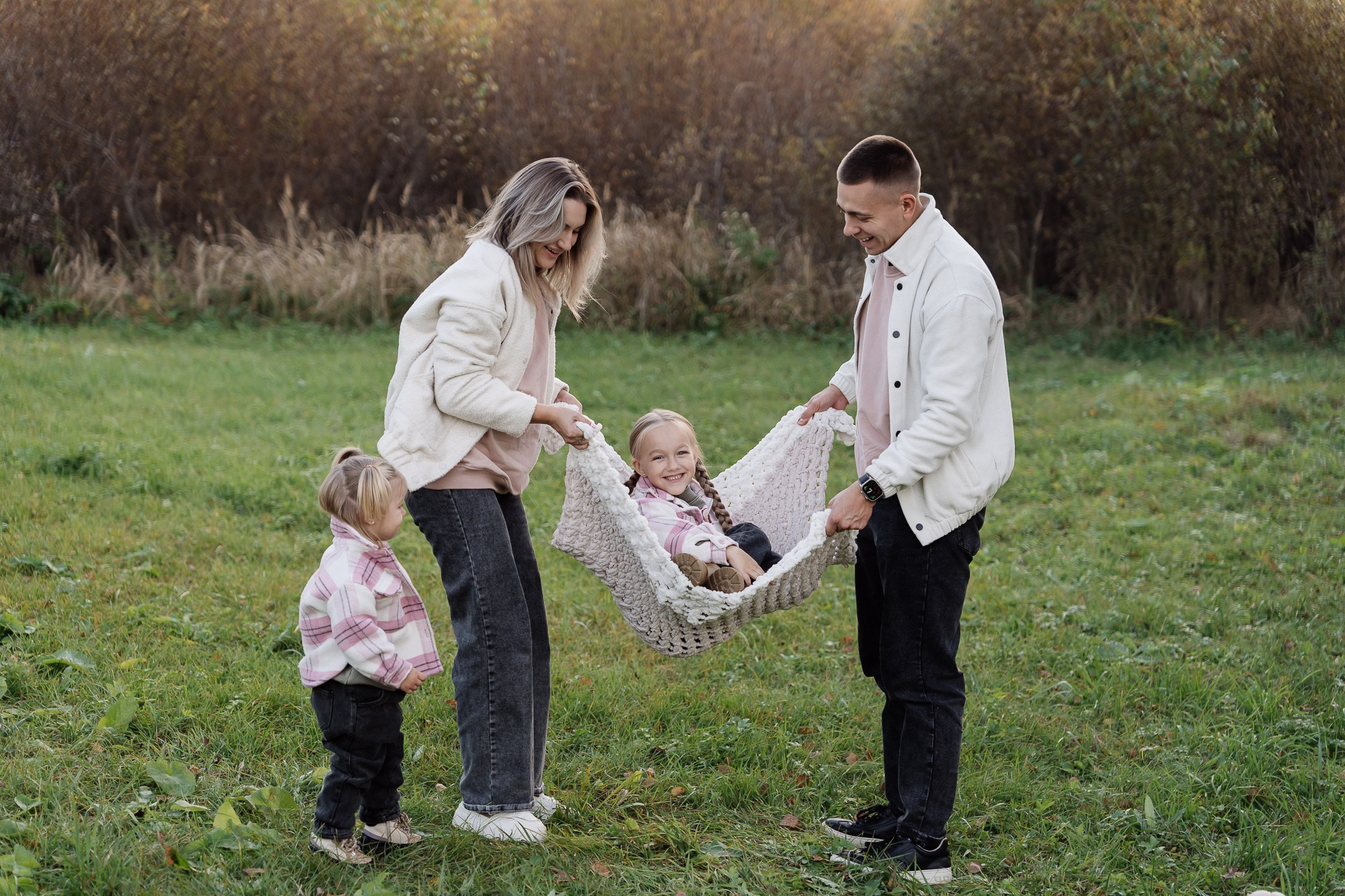 Мира и Тая на прогулке с родителями. Фотограф в Красноярске. Юлия Чаушанская