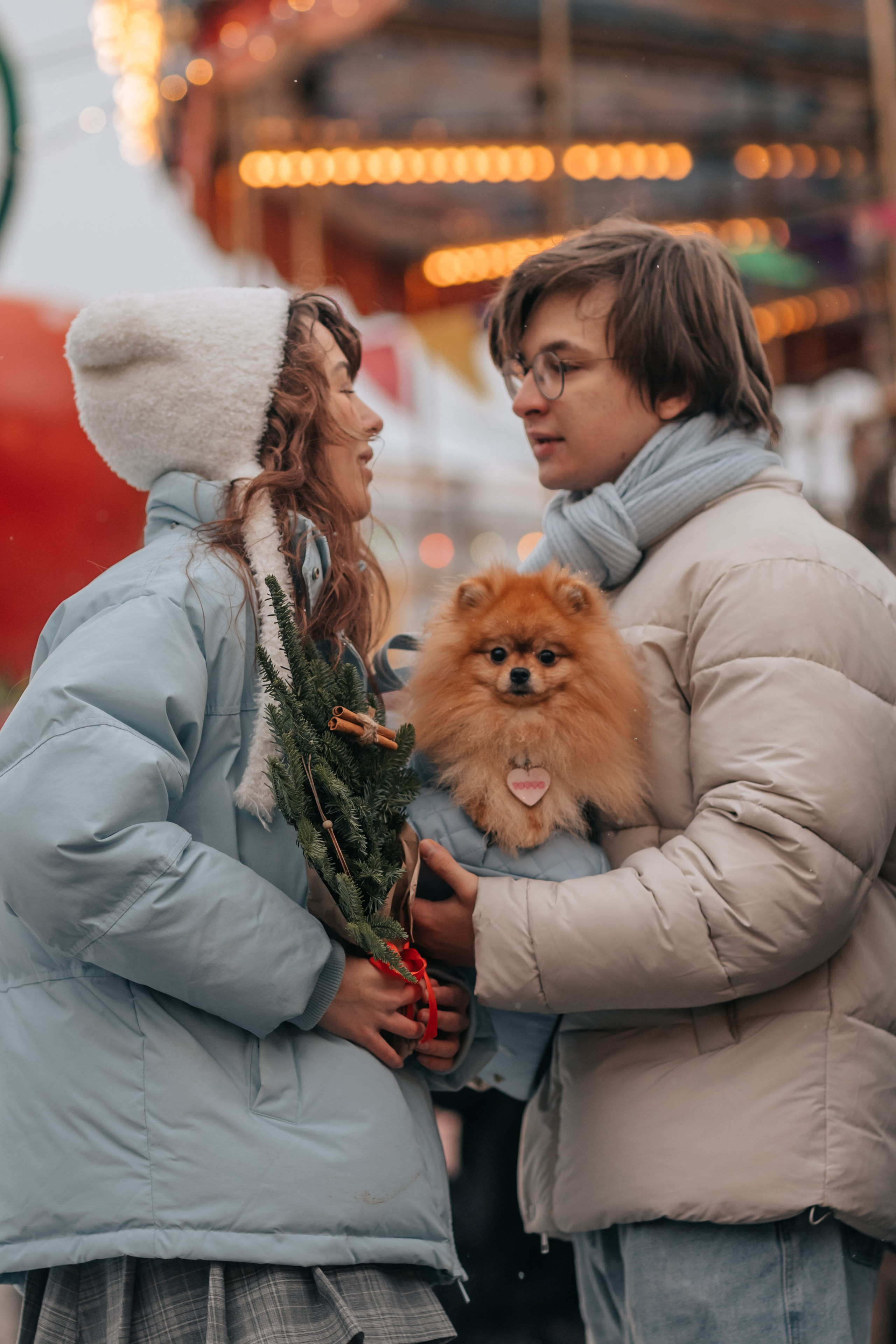 Тоффи и семья на новогодней ярмарке. Семейный фотограф анималист Мария Крючкова