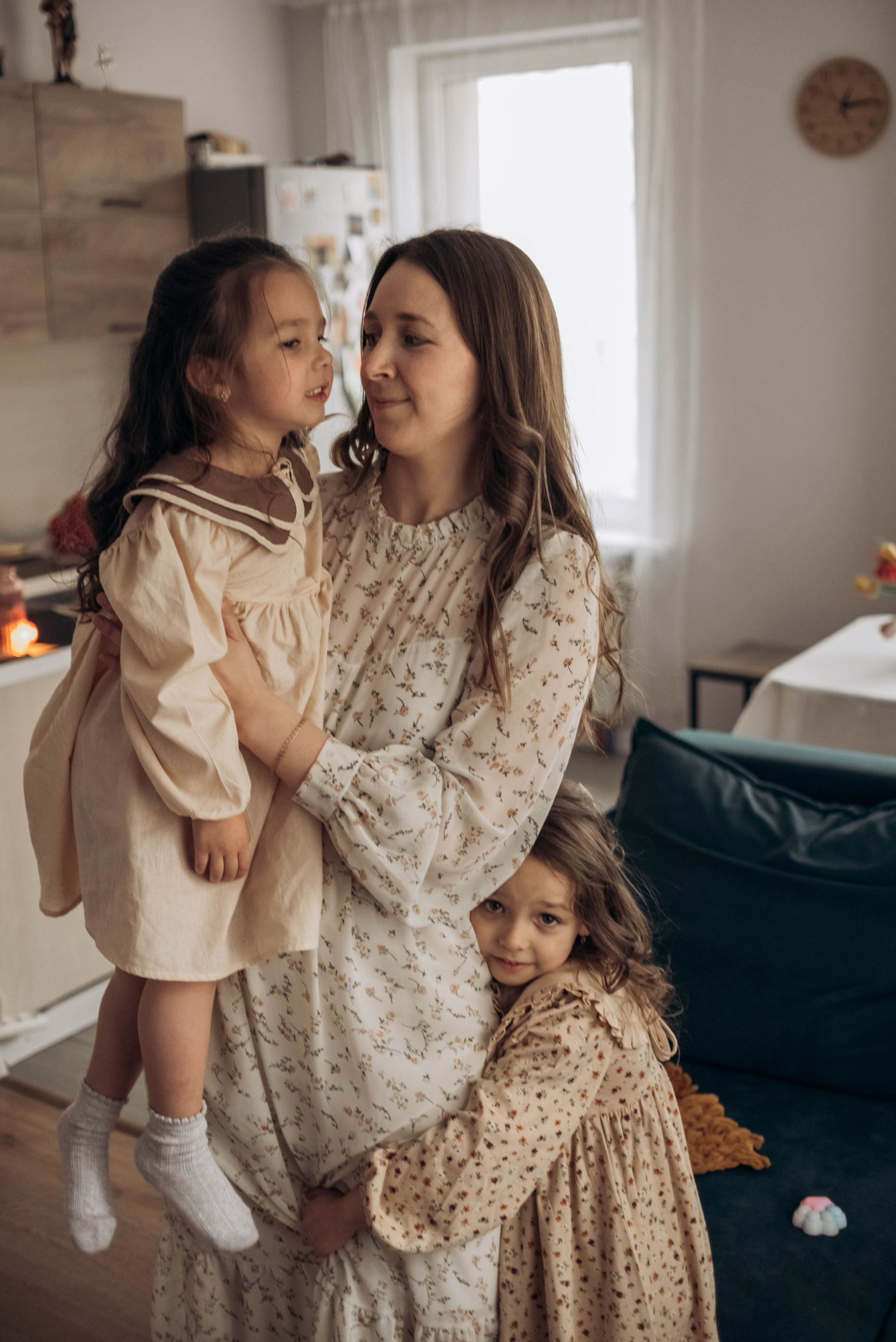 Домашняя фотосессия для мамы и дочек, с цветами, весной, к 8 марта. Семейный фотограф в Железнодорожном Масаева Елена