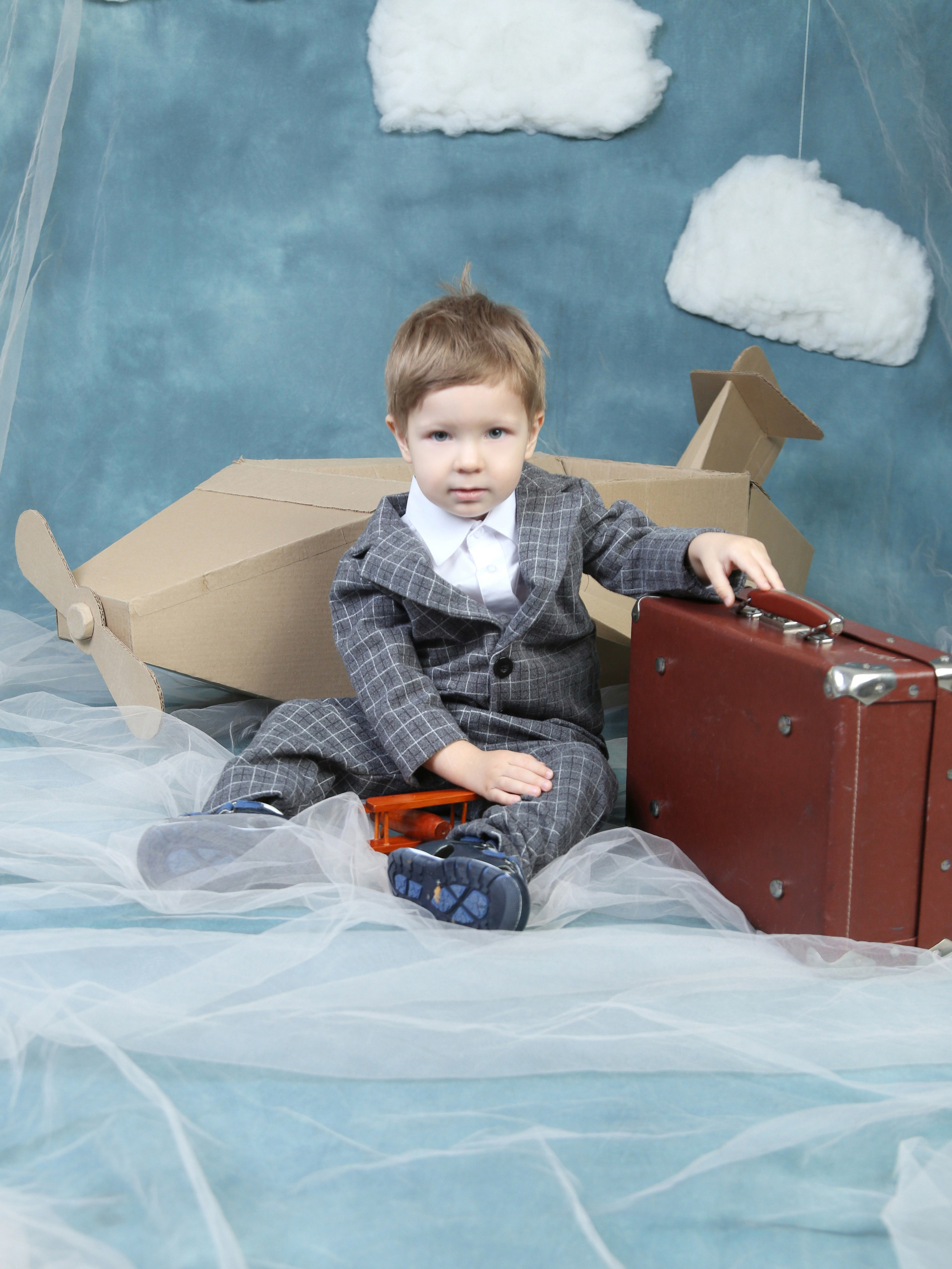 Общее фото в детском саду с выездным реквизитом в Тюмени. Выпускные альбомы в Тюмени для школ, садов, вузов спортивных секций