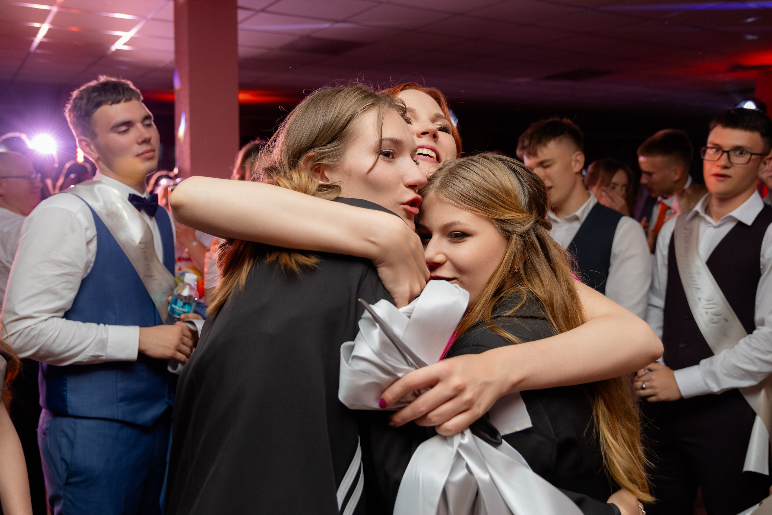 Школьный выпускной 2025 год в Минске, Беларуси. Свадебный фотограф в Минске/Беларуси Сергей Спиридонов