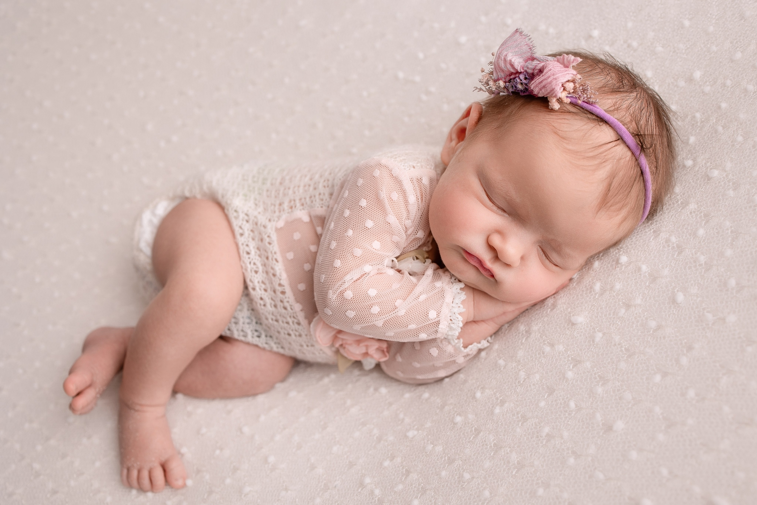 Нежная и милая фотосессия первых дней жизни Вашего ребенка в Минске. Фотограф новорождённых Минск — стоимость newborn фотосессии в Минске