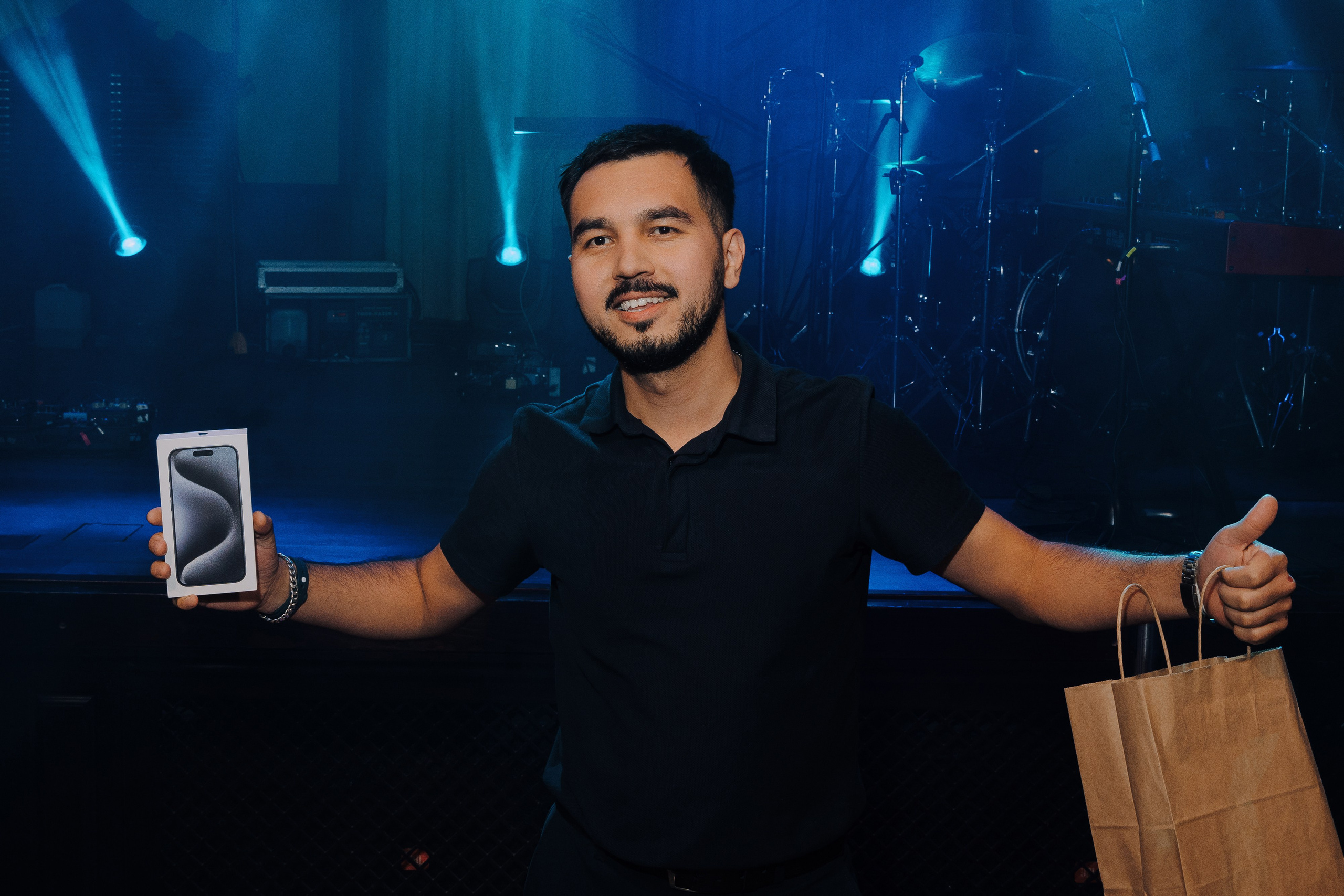 20 ЛЕТ МЕГАПОЛИС ЧЕЛЯБИНСК ХЕДЛАЙНЕР ЕЛКА. Репортажный фотограф Зуев Роман г. Челябинск