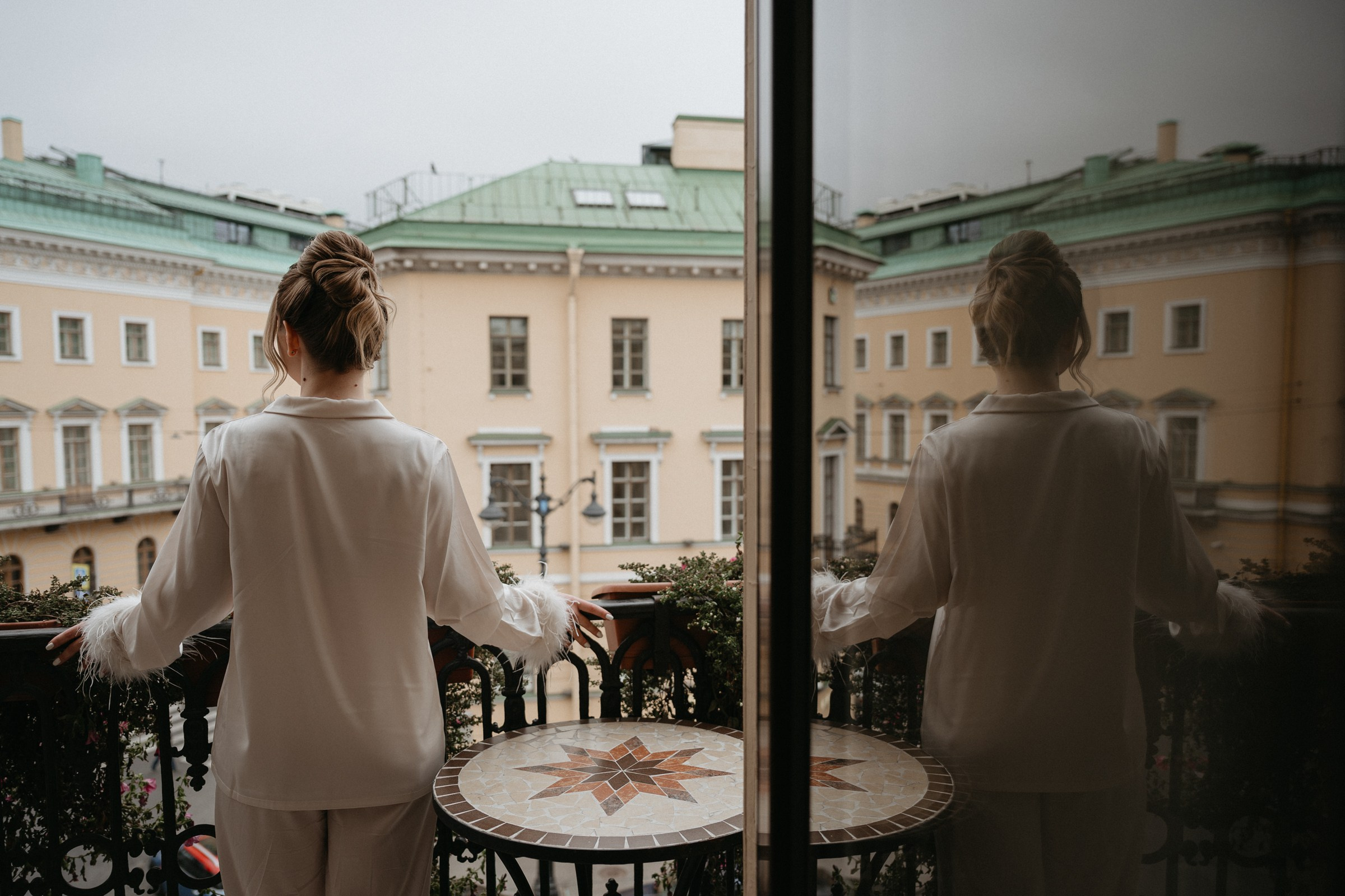 Сборы жениха и невесты в отеле Англетер