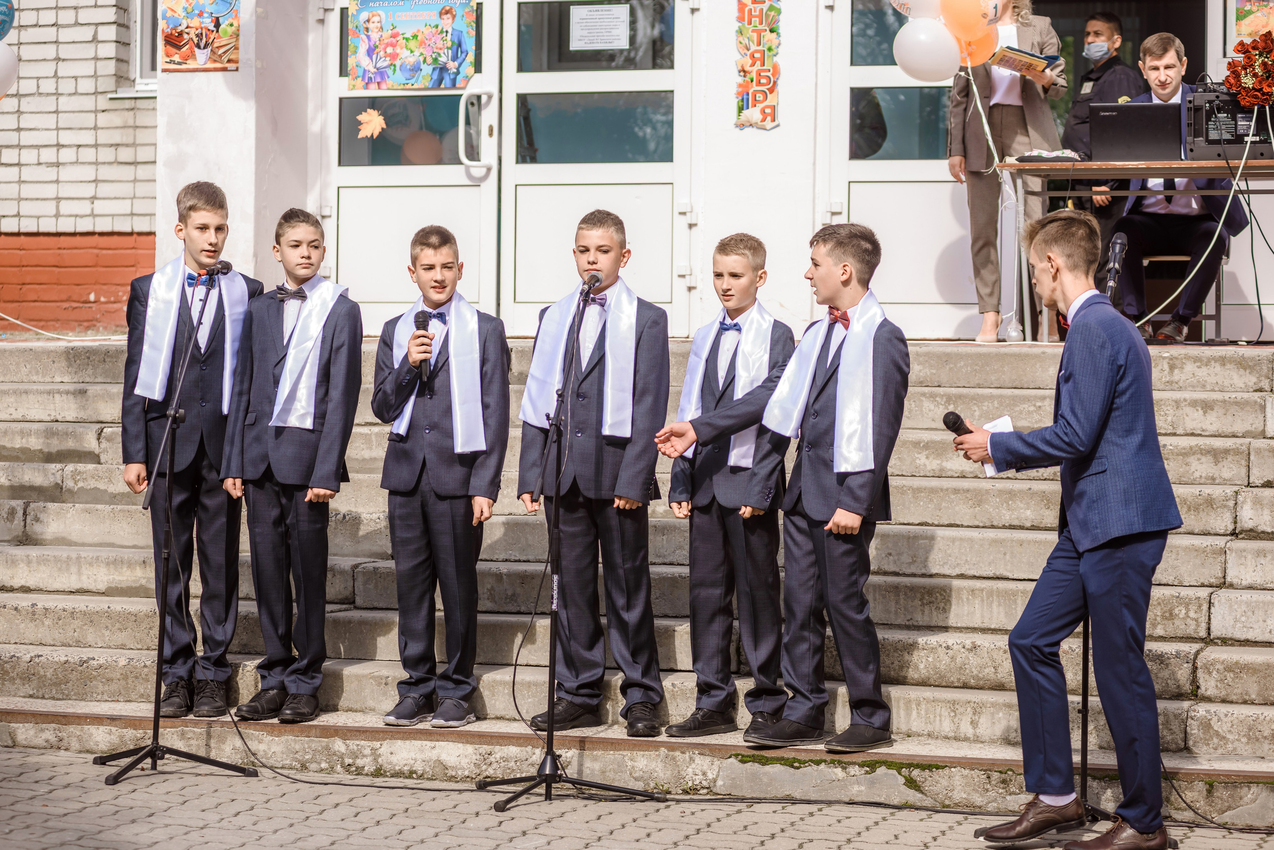 Линейка 11-е классы 2023. Фотограф Галина Лисанова, г. Брянск