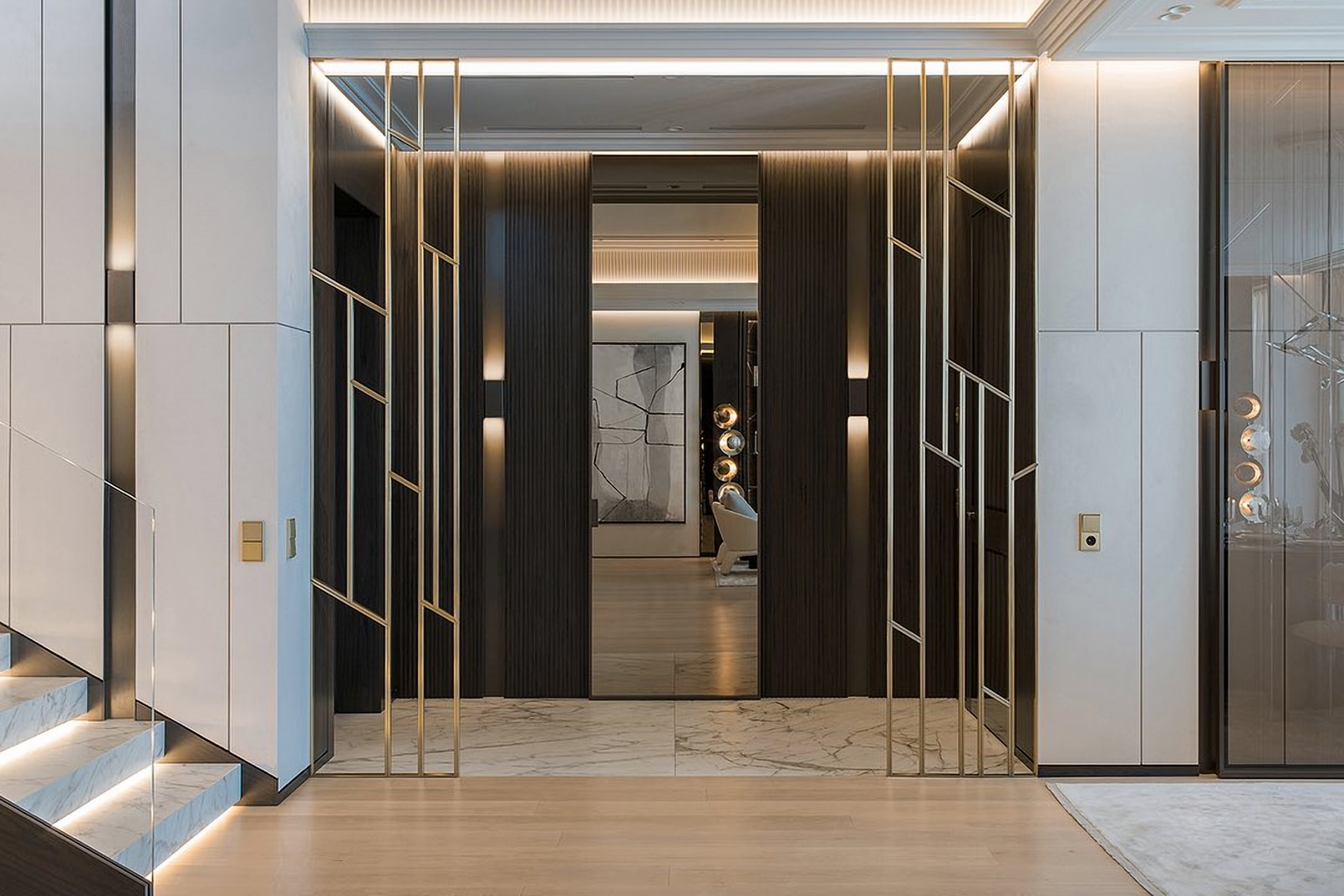 Холл и входная зона в стиле современная классика с зеркалами и золотыми вставками — интерьер Валерии Котович