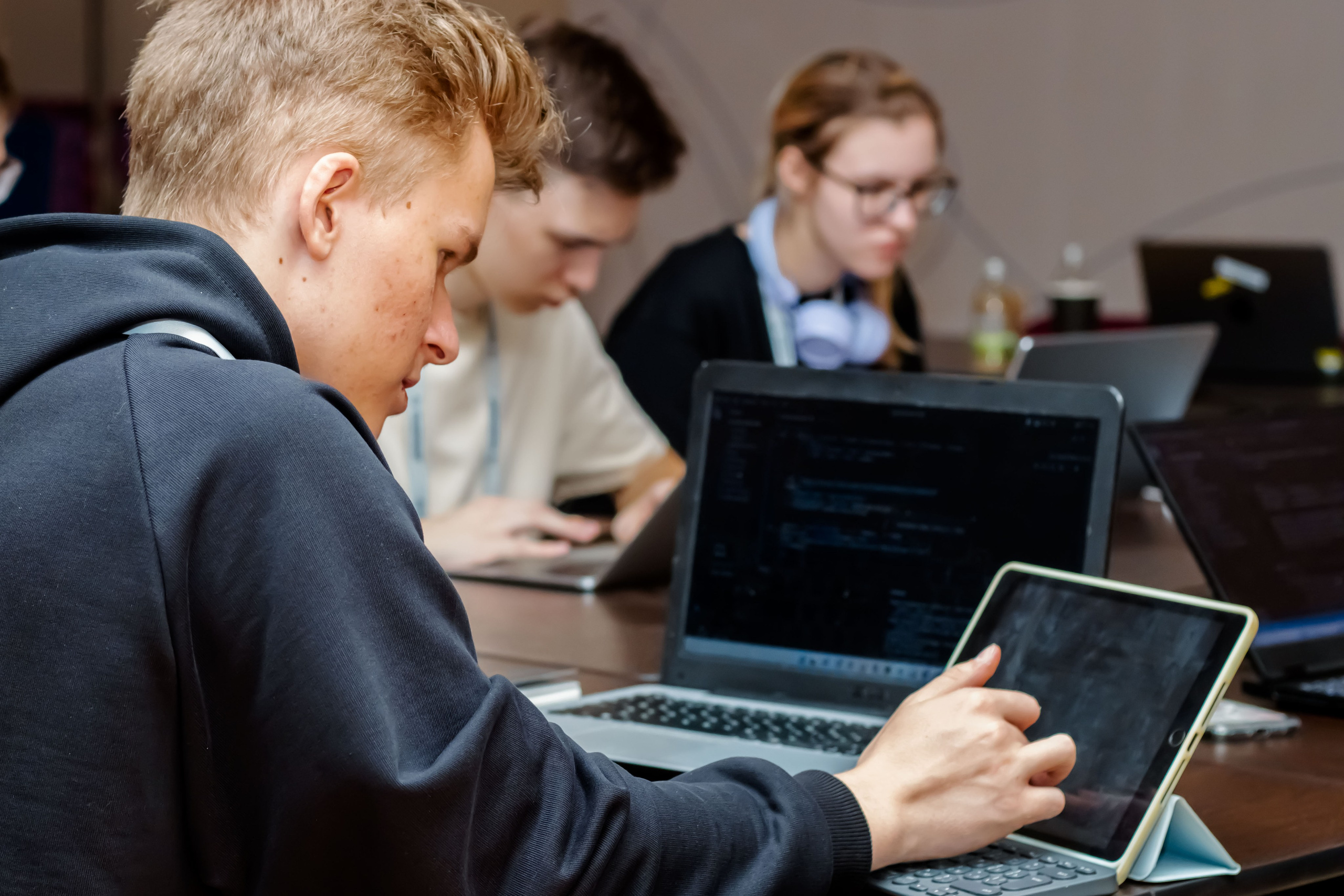 Центральный университет Т-Банка. Репортажный фотограф в Москве Катя Луговая, портретный фотограф и «street» фотограф, фотосессии «под ключ»