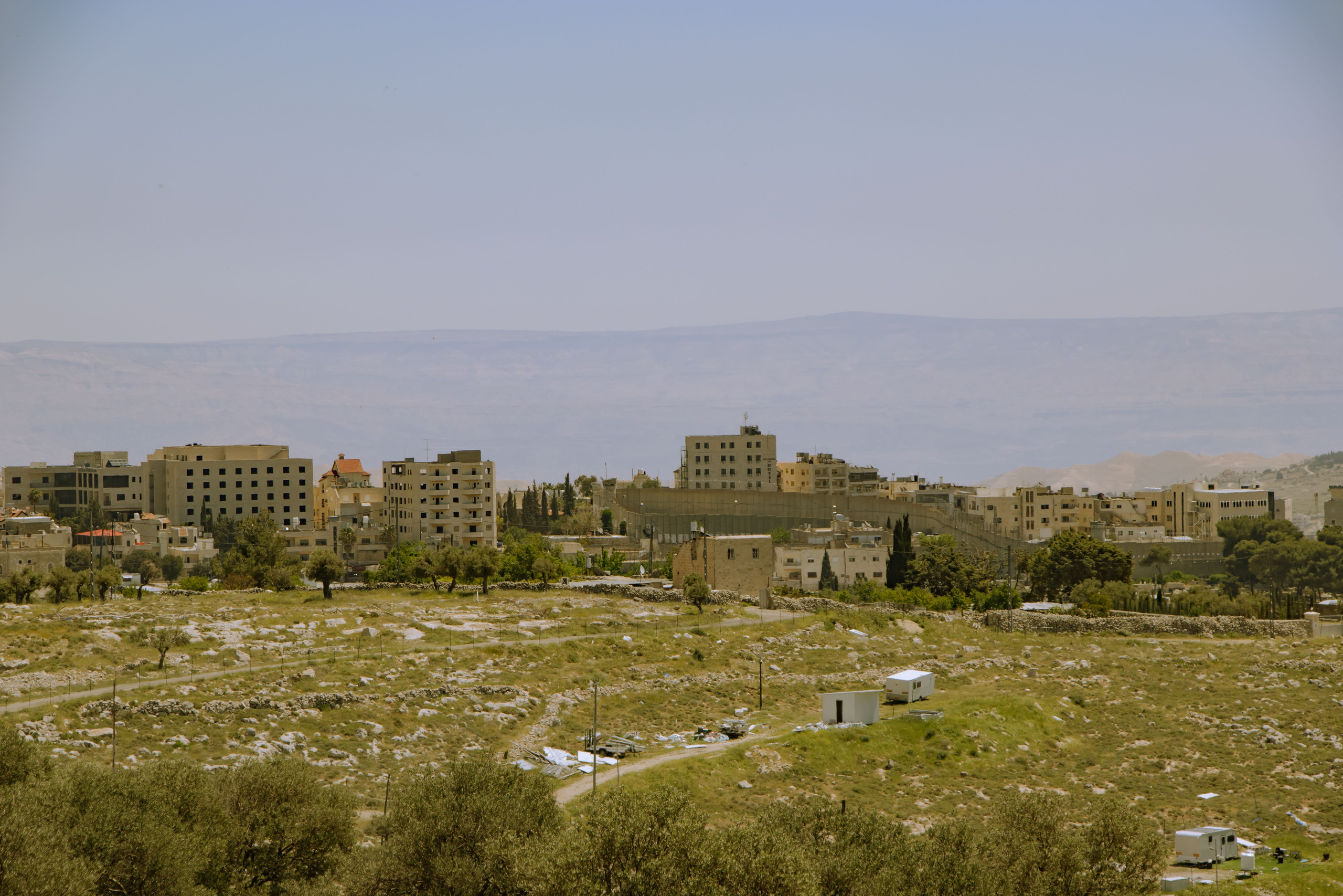 Вифлеемские дома и зелёный пустырь