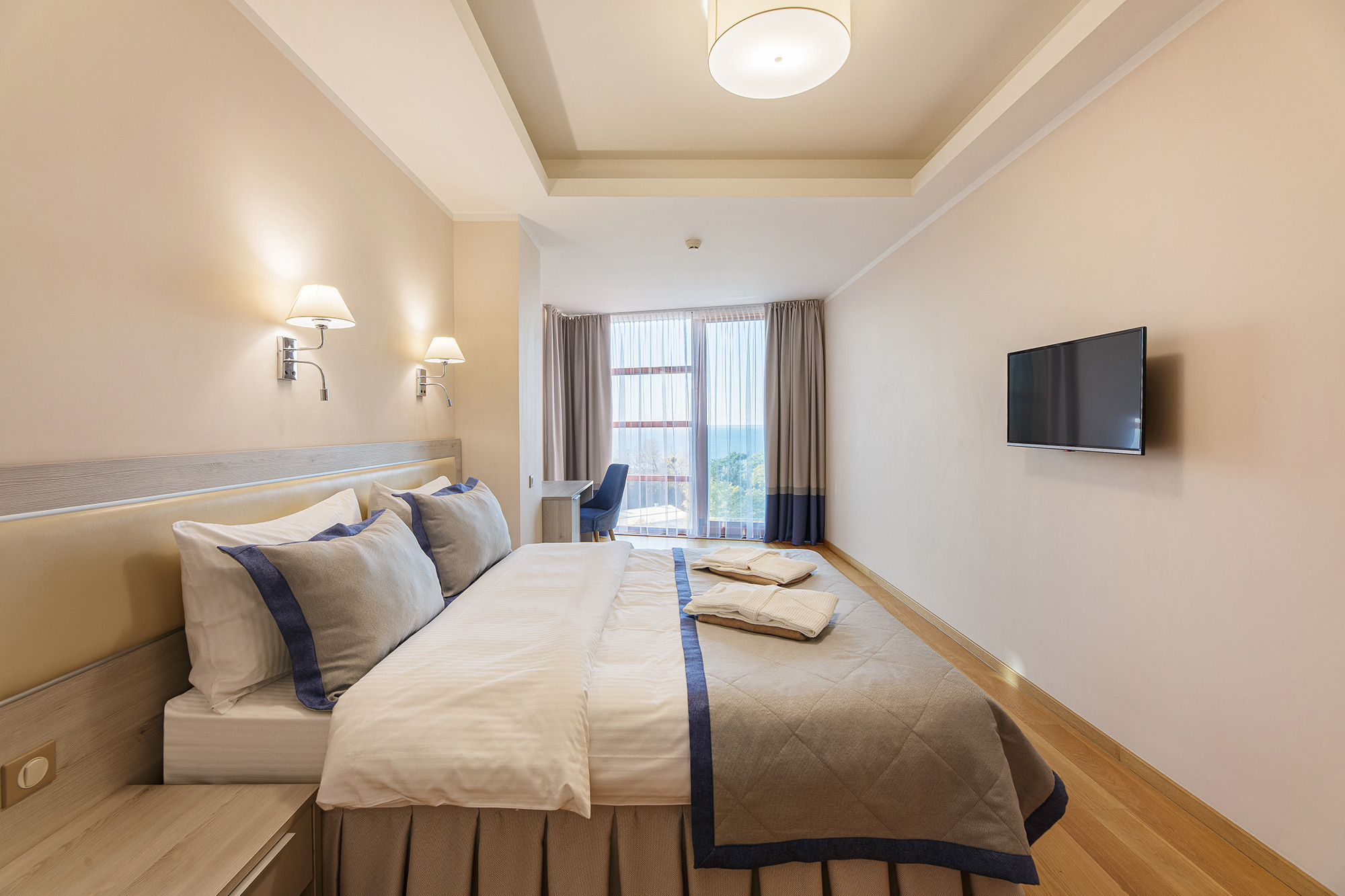 Renatphoto-Интерьерная и экстерьерная фотосъёмка номеров и территории в Витязево. Профессиональная фотосъёмка интерьеров, предметная фотосессия еды для меню г. Анапа