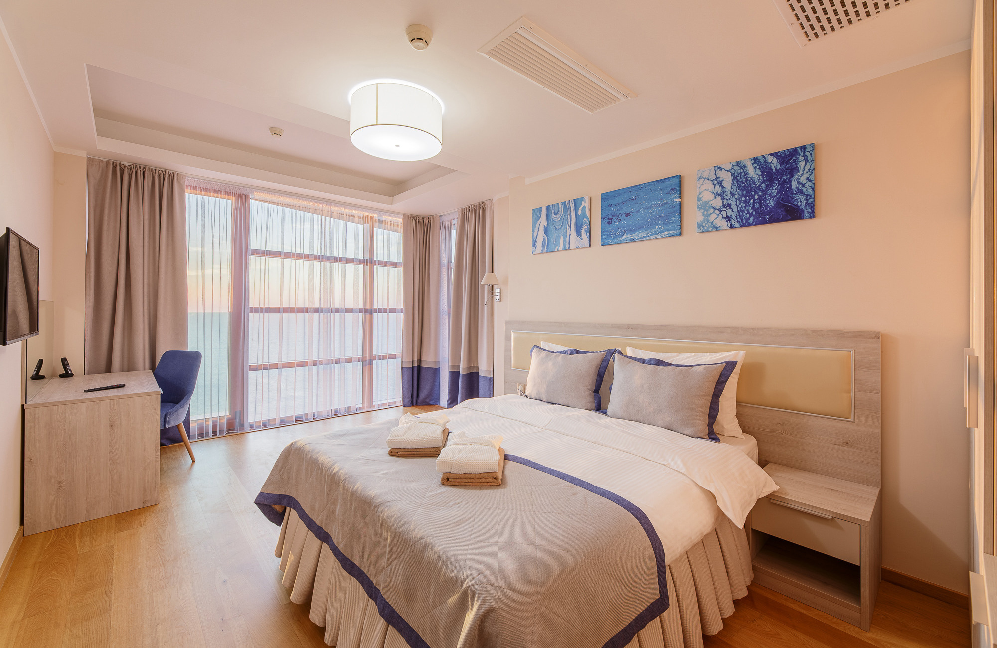 Renatphoto-Интерьерная и экстерьерная фотосъёмка номеров и территории в Витязево. Профессиональная фотосъёмка интерьеров, предметная фотосессия еды для меню г. Анапа