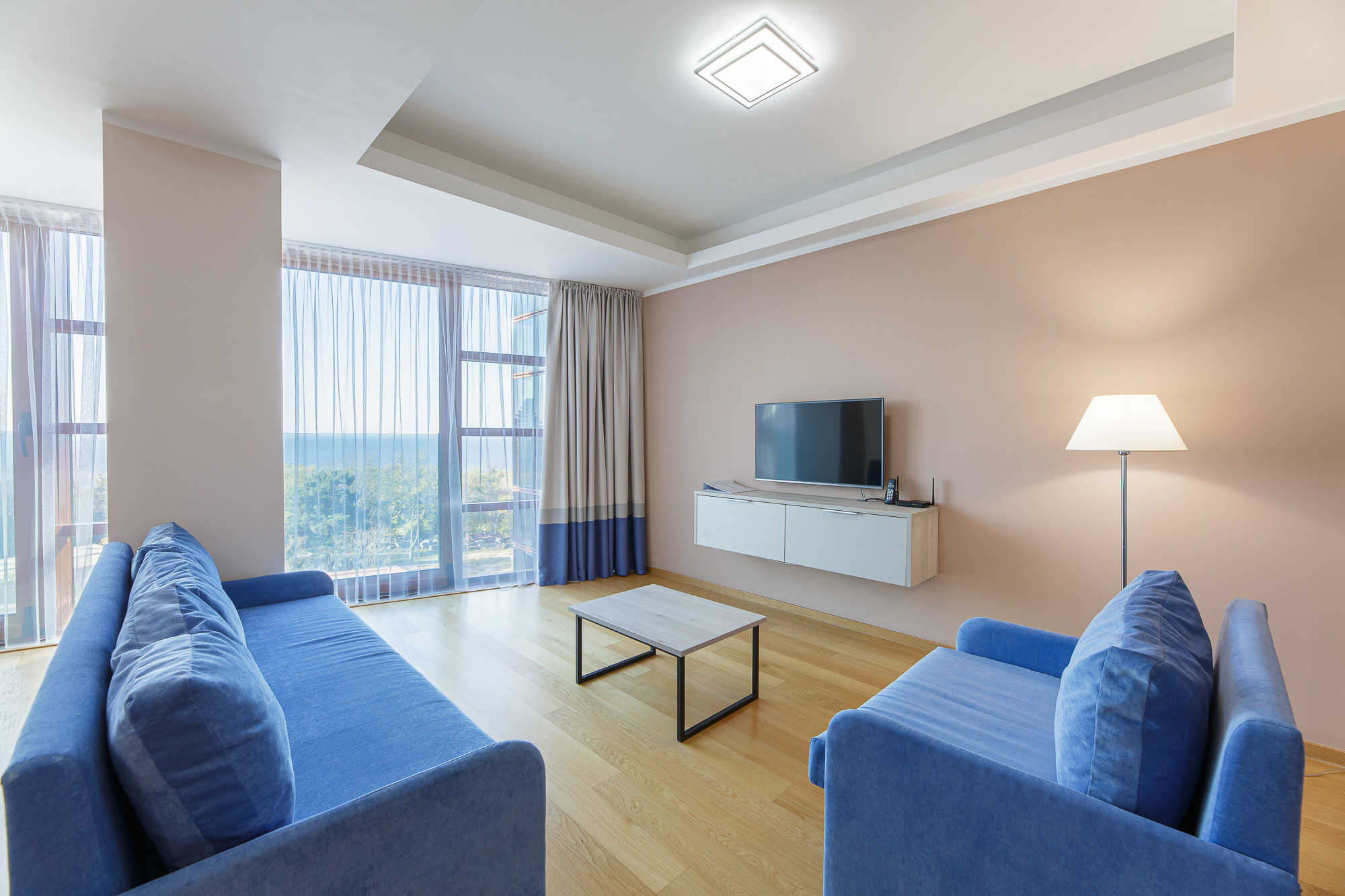 Renatphoto-Интерьерная и экстерьерная фотосъёмка номеров и территории в Витязево. Профессиональная фотосъёмка интерьеров, предметная фотосессия еды для меню г. Анапа