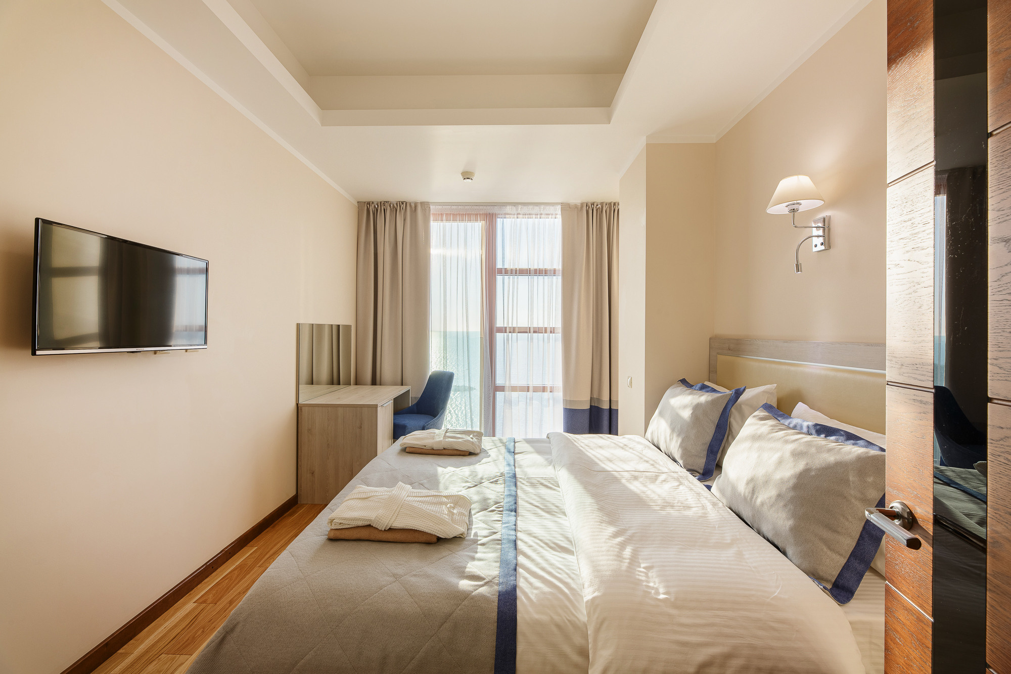 Renatphoto-Интерьерная и экстерьерная фотосъёмка номеров и территории в Витязево. Профессиональная фотосъёмка интерьеров, предметная фотосессия еды для меню г. Анапа