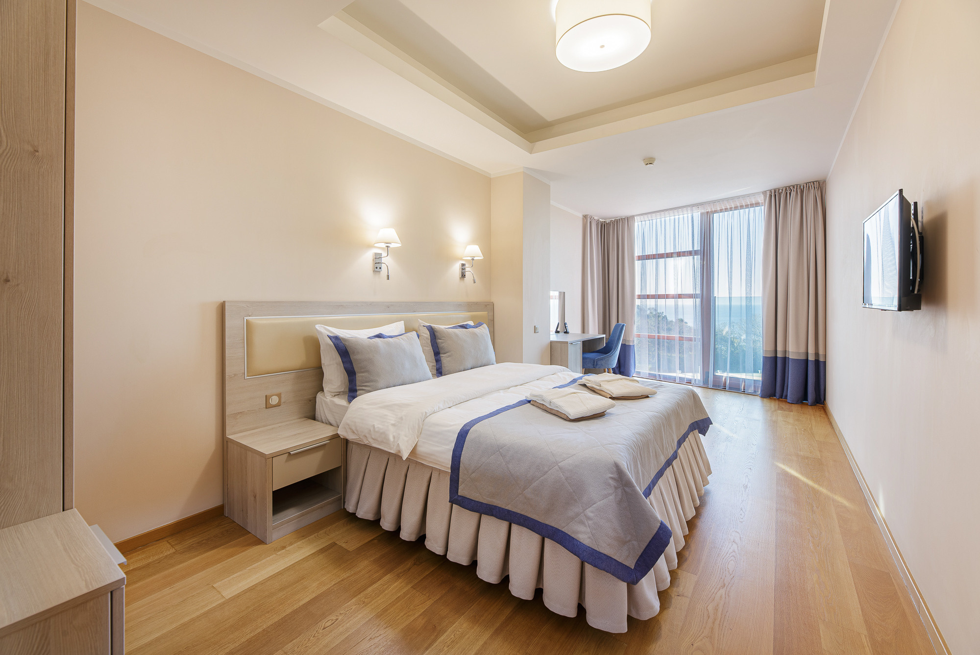 Renatphoto-Интерьерная и экстерьерная фотосъёмка номеров и территории в Витязево. Профессиональная фотосъёмка интерьеров, предметная фотосессия еды для меню г. Анапа