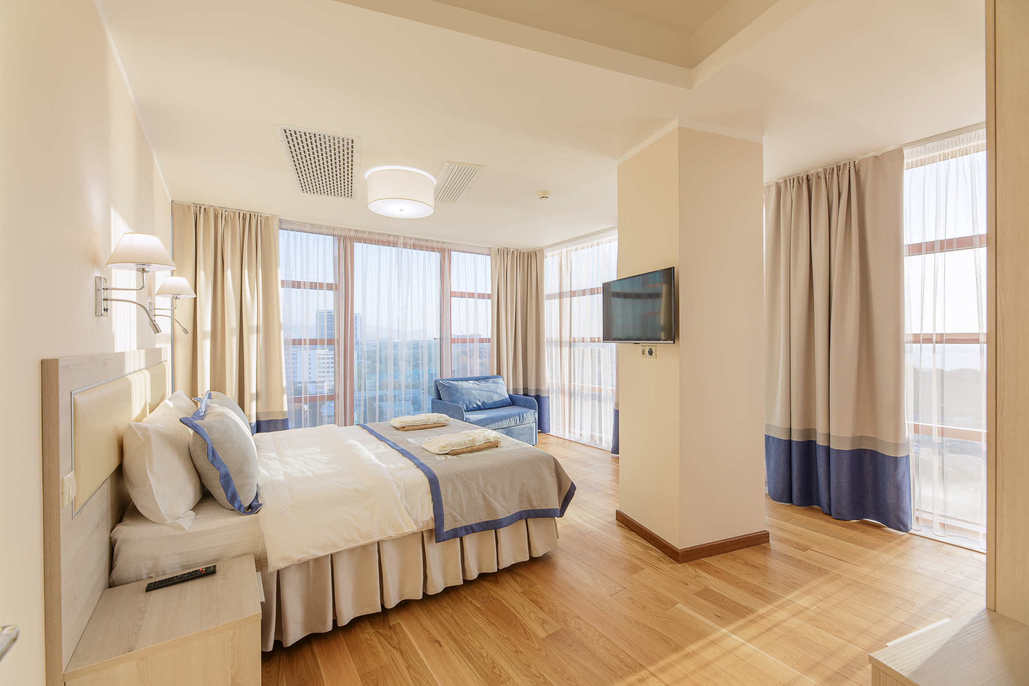 Renatphoto-Интерьерная и экстерьерная фотосъёмка номеров и территории в Витязево. Профессиональная фотосъёмка интерьеров, предметная фотосессия еды для меню г. Анапа