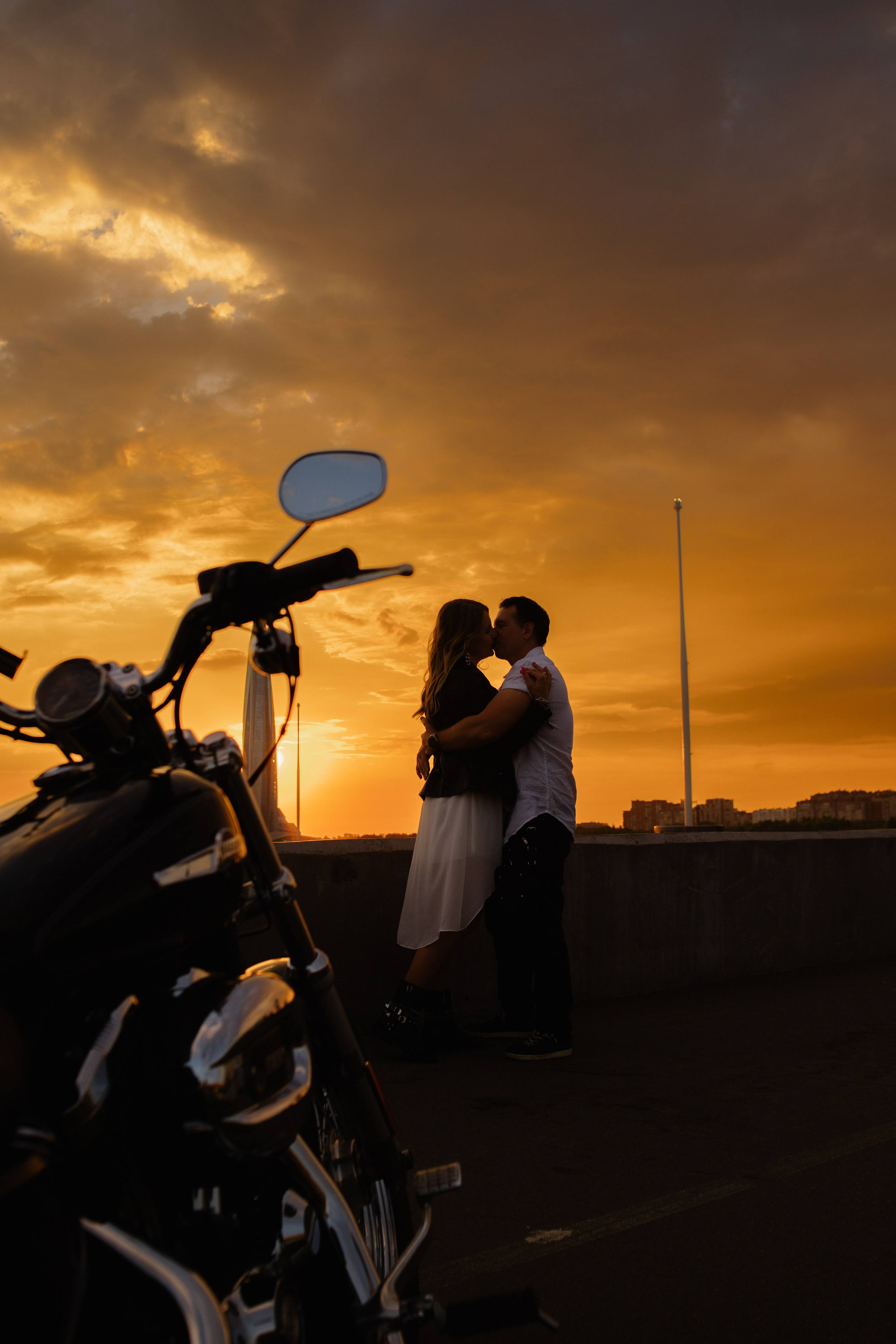 Фотосессия Love story Лахта на закате с мотоциклом. Фотограф в Санкт-Петербурге, Анна Скворцова