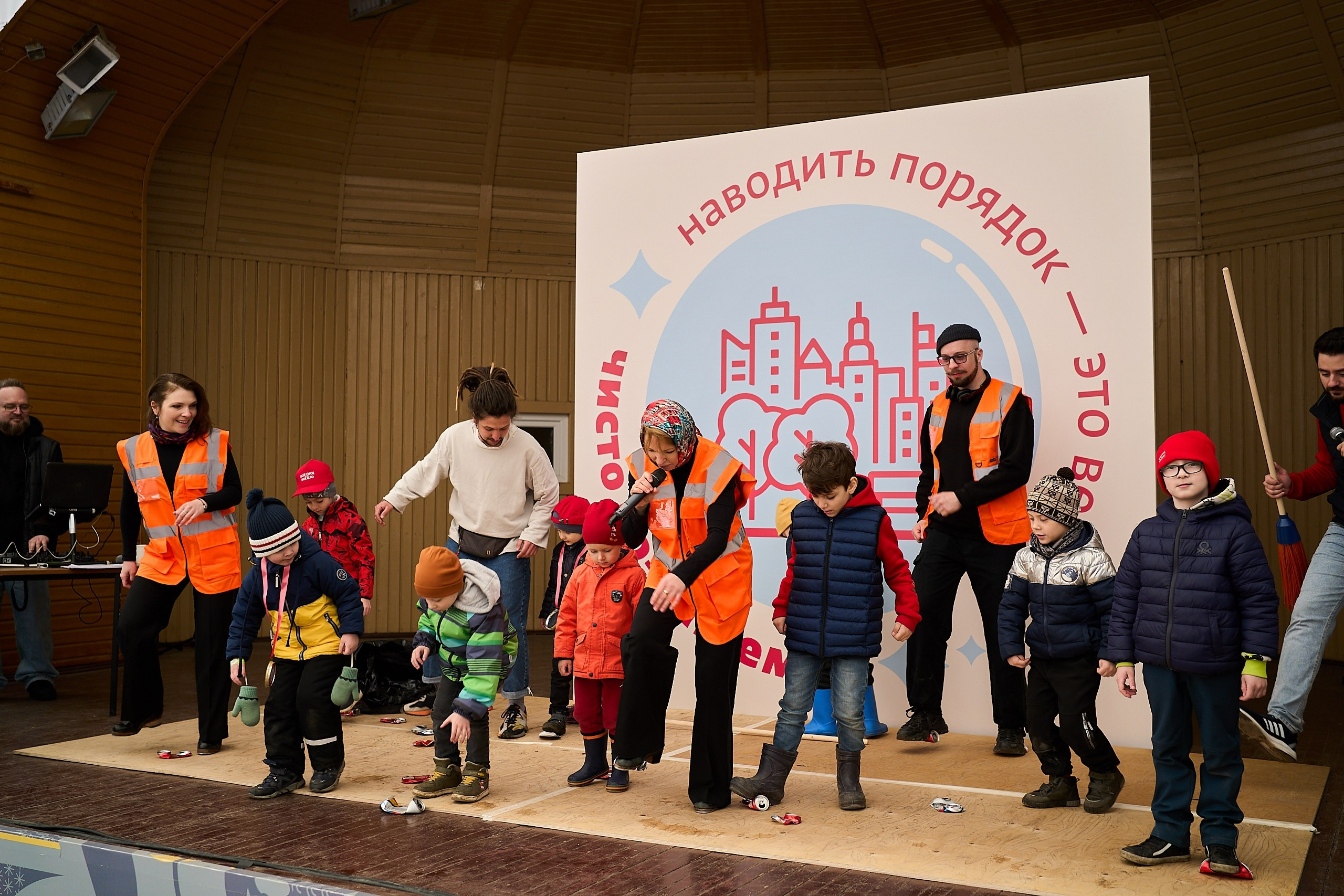 Субботник у Управления делами Мэра и Правительства Москвы. Фотограф и Видеограф в Москве. Олег Корушев