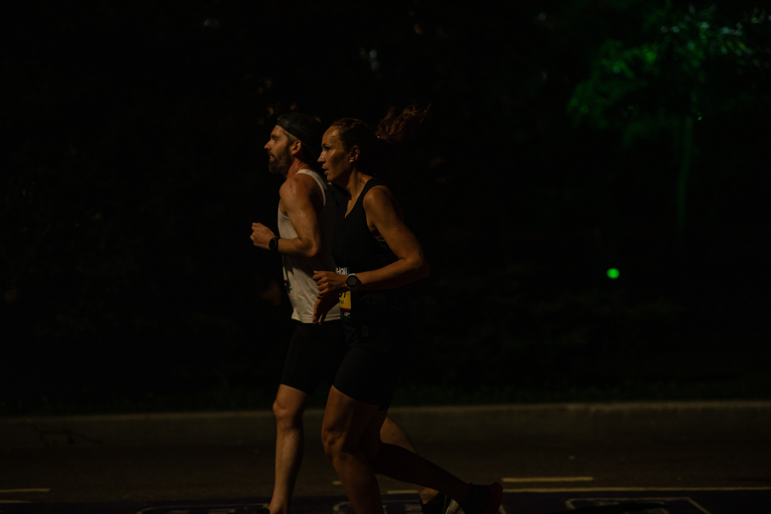 Ночной забег в ленте фотографий бегунов 03.08.24. Фотограф Сергей Ловкий
