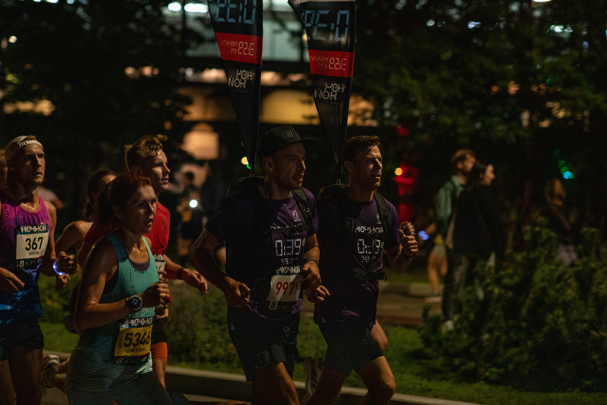 Ночной забег в ленте фотографий бегунов 03.08.24. Фотограф Сергей Ловкий