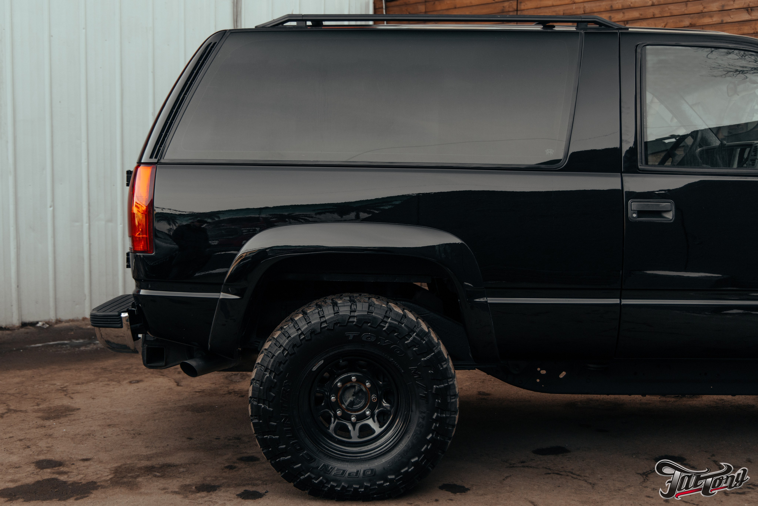 Chevrolet Tahoe I ремонт по кузову и окрас, пошив салона. DeLorein