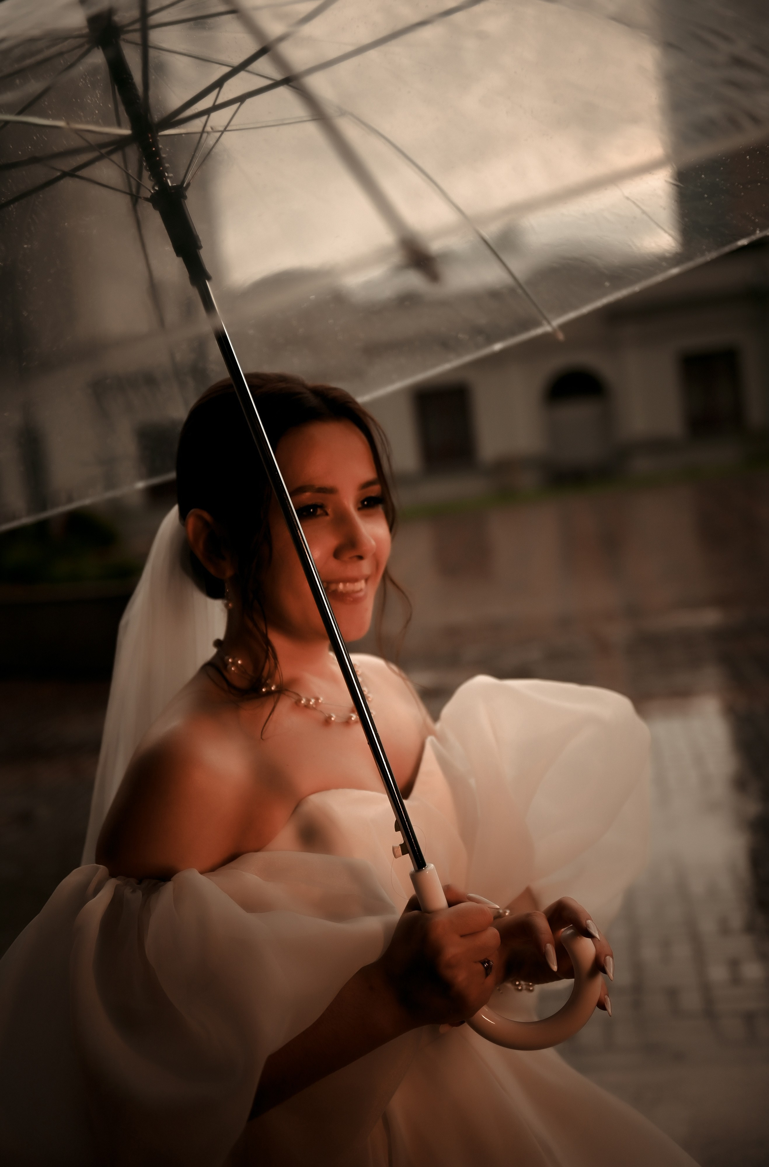 Небольшая свадебная серия в музее и прогулкой под дождем Эльмиры и Ризата. Свадебный, семейный, детский, контент фотограф в Омске Максим Ильин