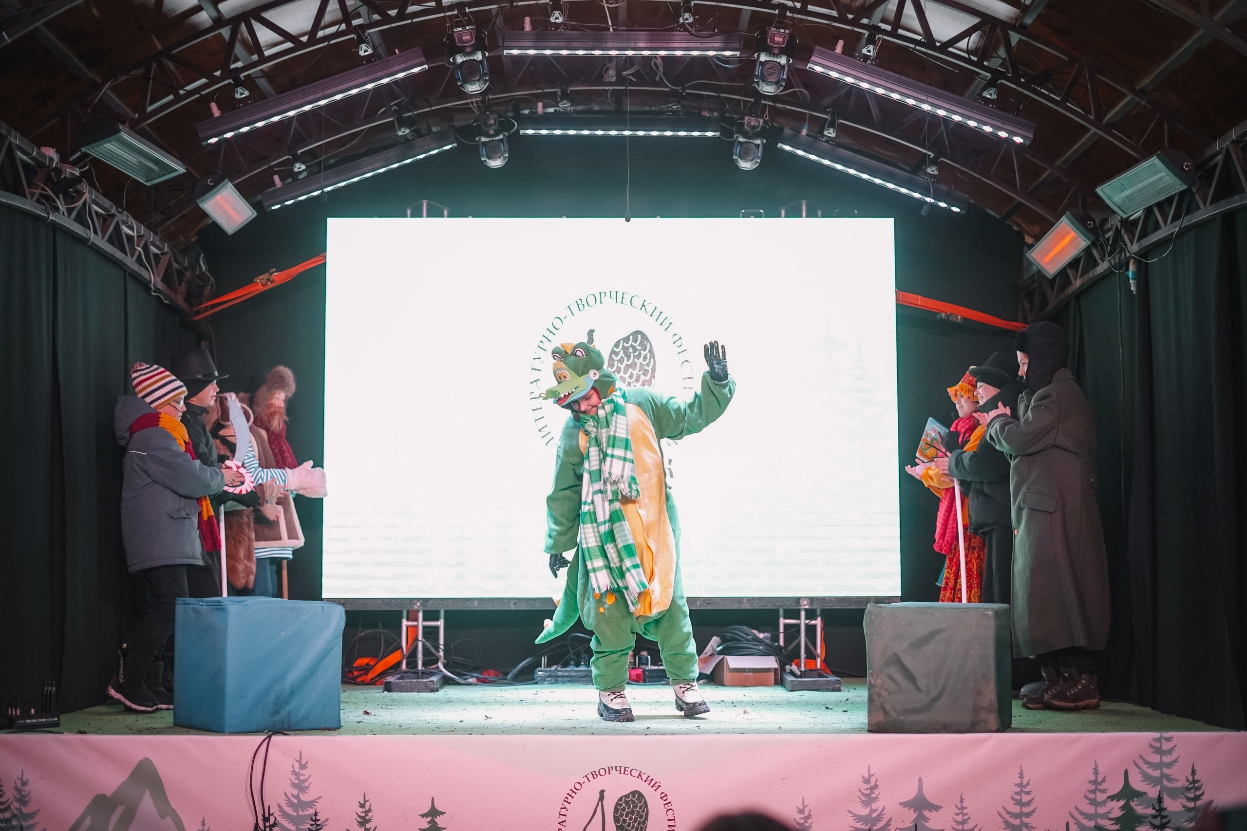 10 сосновых шишек. Kirillova Studio — мастерская декора и событий Юли Кирилловой