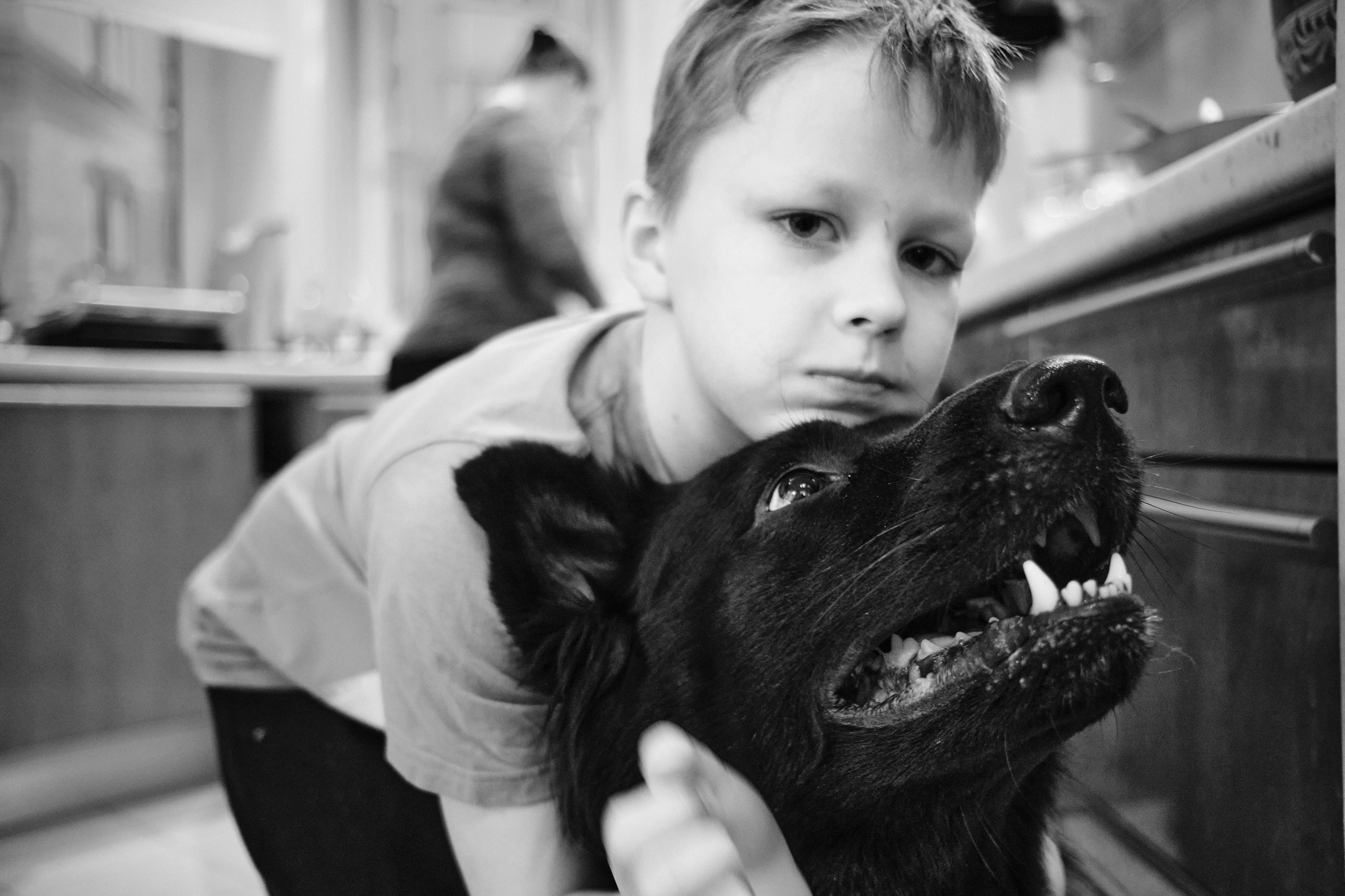 Мальчик 8-лет обнимает свою любимую собаку