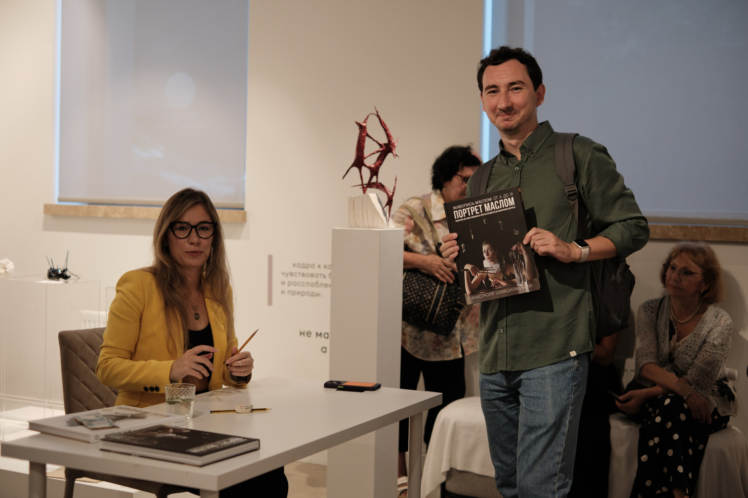 Анастасия Art Shima подписывает учебники по живописи