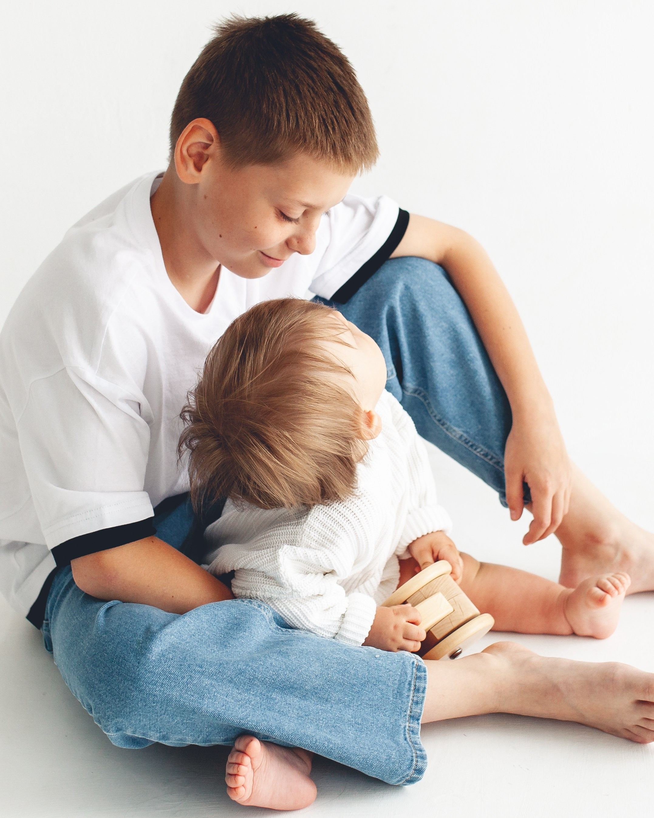 Фотосессия братьев в белой студии. Детский фотограф в Самаре