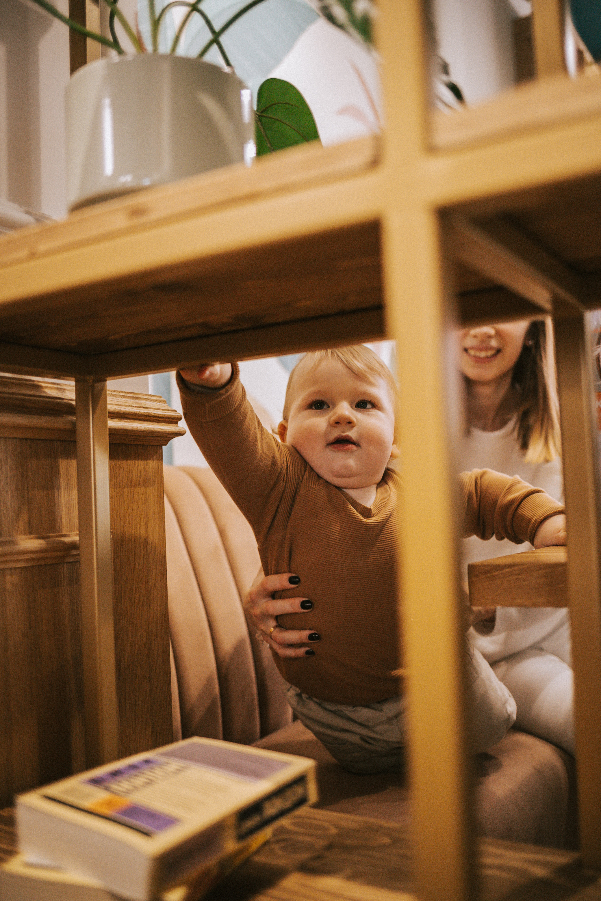 Илья, Аня и Лев в кафе. Семейный фотограф Юлия Клишина