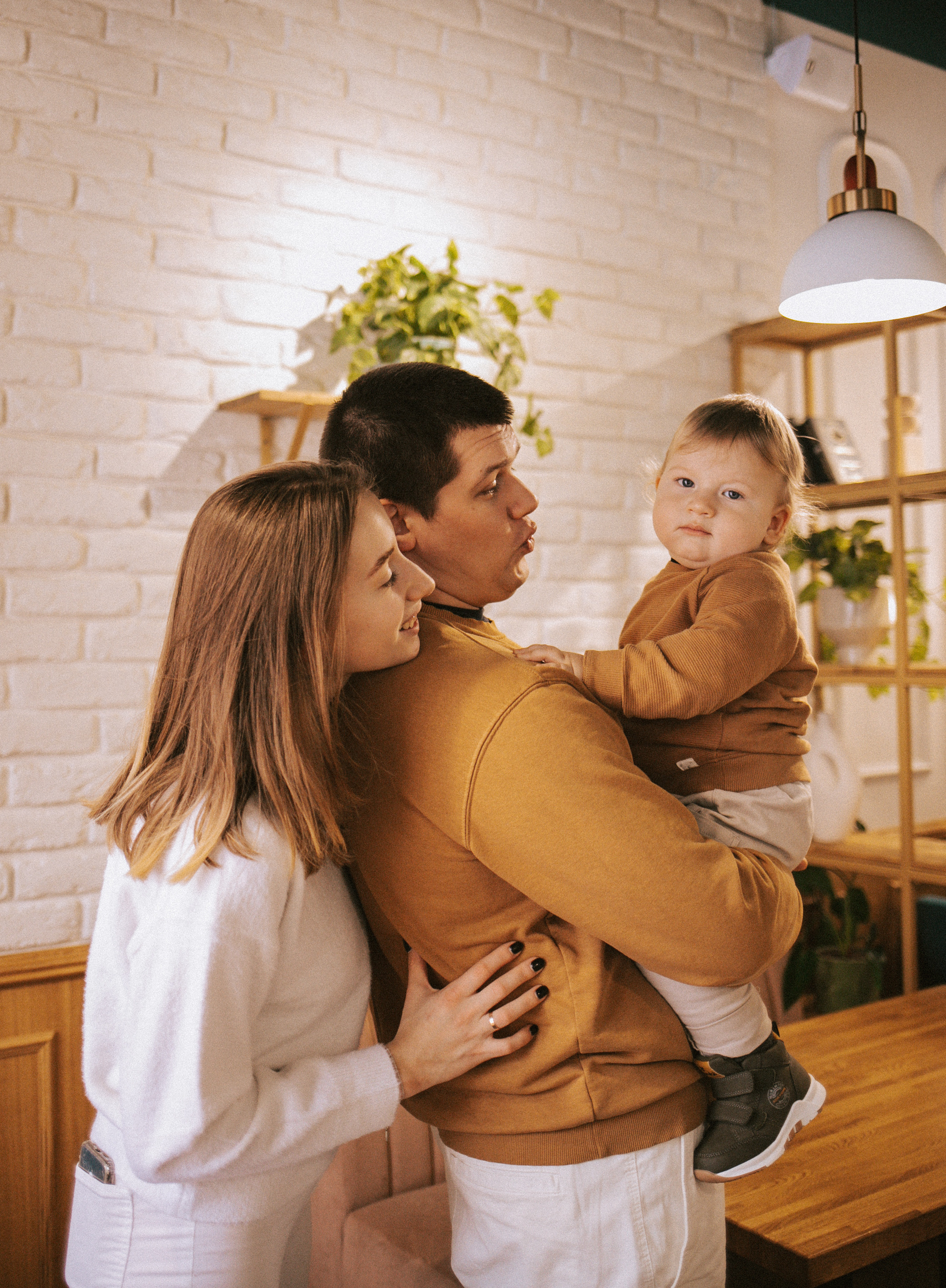 Илья, Аня и Лев в кафе. Семейный фотограф Юлия Клишина