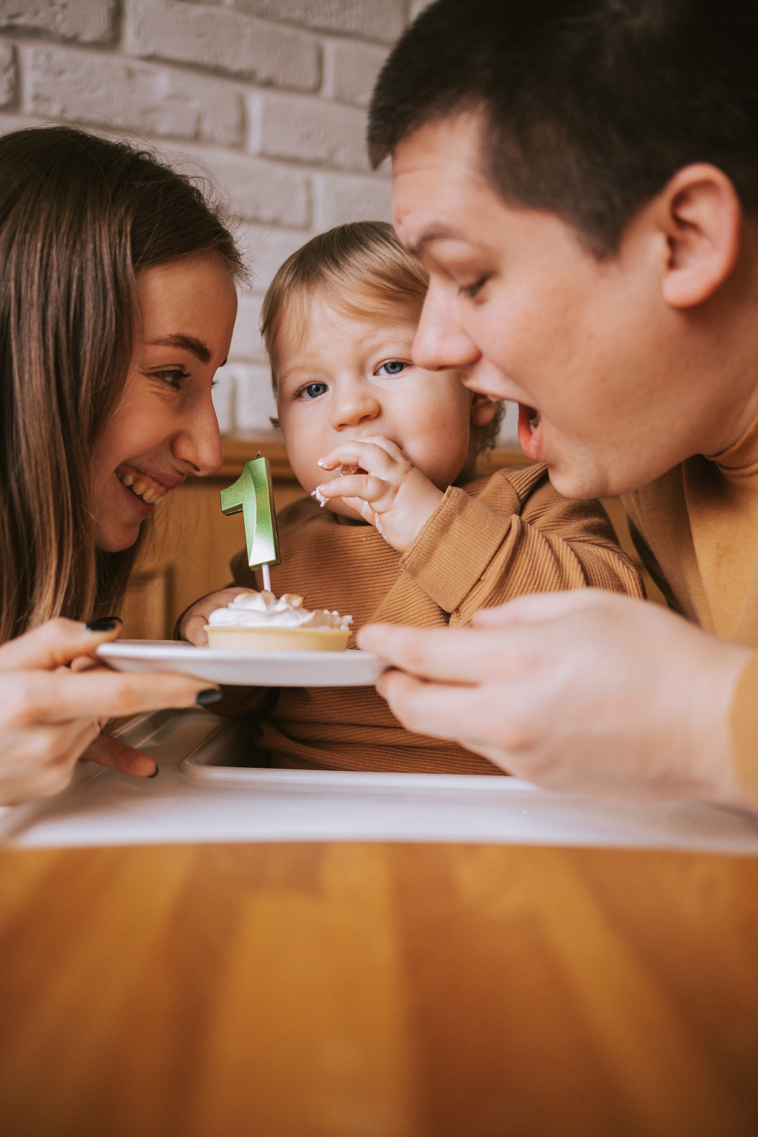 Илья, Аня и Лев в кафе. Семейный фотограф Юлия Клишина